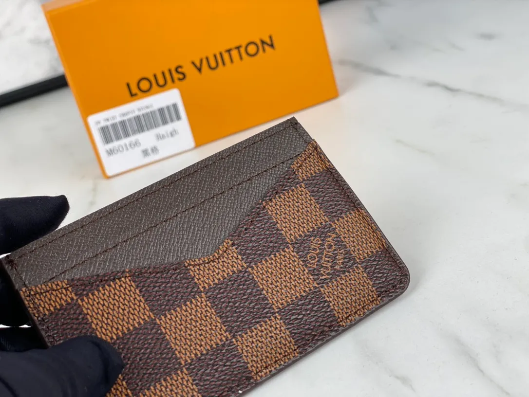 💰90💰M60166👏👏The Neo card holder made of Monogram Macassar canvas is the first choice for carrying important cards. Cowhide leather trim makes the classic Louis Vuitton pattern even more eye-catching. Dimensions: 11.0 x 7.0 x 0.6 cm,