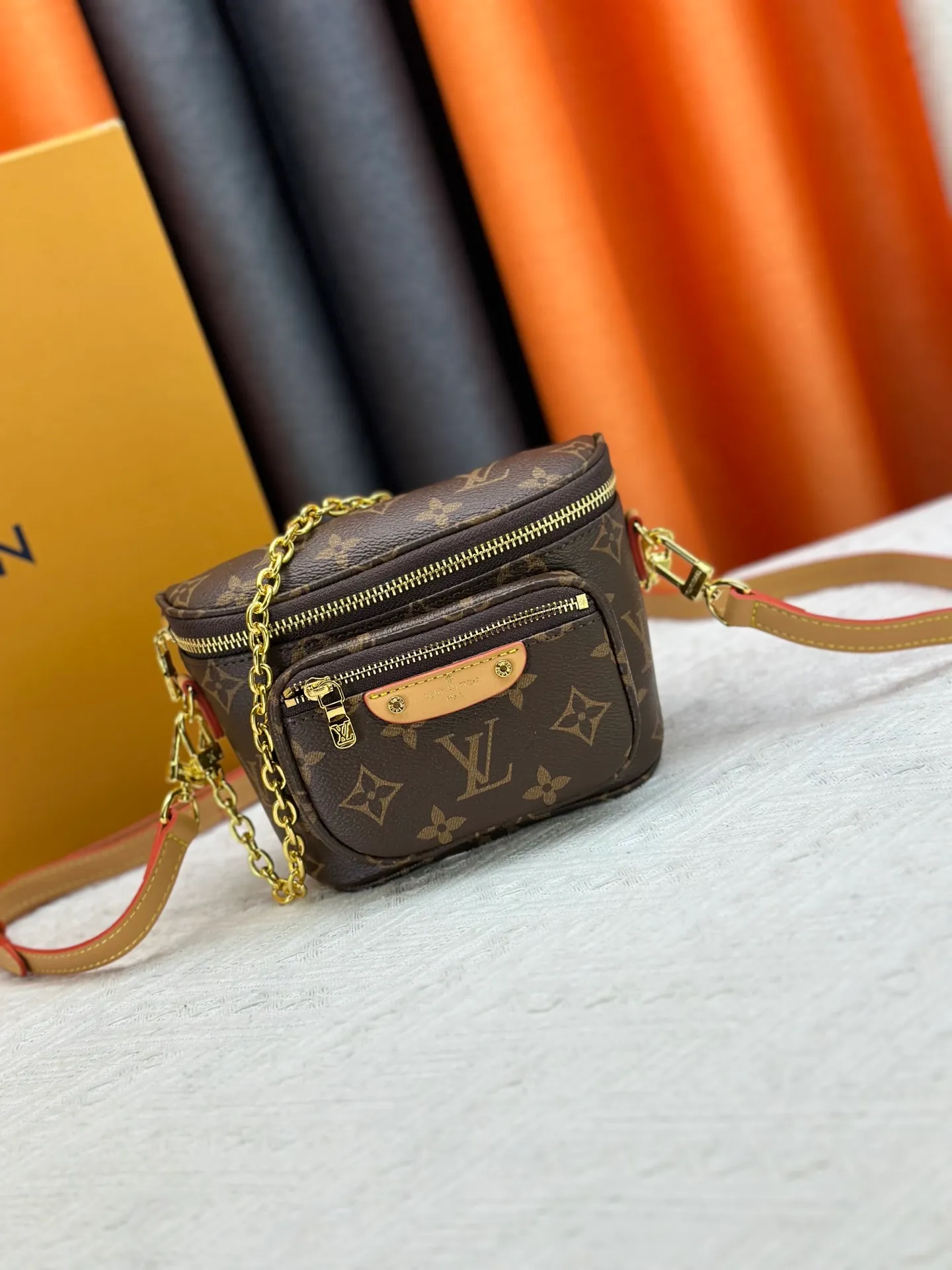 P180 [Exclusive real shot M83353 denim] M83275 white M46917 black M85636 blue M83219 apricot M82335 presbyopia, the Mini Bumbag handbag comes from the LV Gradient series, and the Monogram embossing of Monogram Empreinte leather renders the gradient midsummer color. The on-trend construction features a zipped main compartment and a front pocket with a Louis Vuitton leather label. With the detachable chain and detachable and adjustable shoulder strap, it can be worn as a shoulder or cross-body bag. 17.0 x 12.0 x 9.5 cm (L x H x W) • Monogram Empreinte embossed soft-grained cowhide leather • Textile lining • Metal hardware • Zip closure • Zip front pocket • Shoulder strap: removable, adjustable • Half-length strap: 32.0 cm • Half-length strap adjustable to: 44.0 cm • Chain: Removable • Half-length chain: 20.0 cm