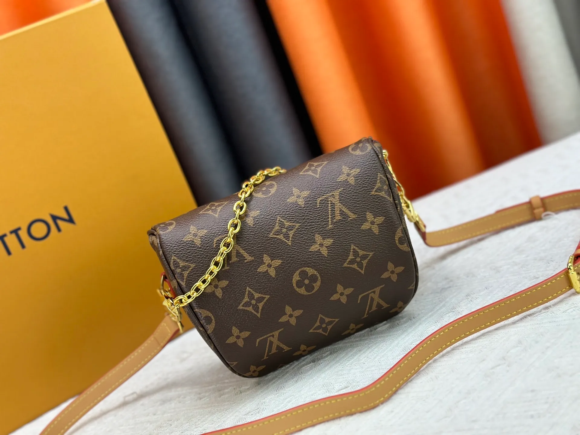 P180 [Exclusive real shot M83353 denim] M83275 white M46917 black M85636 blue M83219 apricot M82335 presbyopia, the Mini Bumbag handbag comes from the LV Gradient series, and the Monogram embossing of Monogram Empreinte leather renders the gradient midsummer color. The on-trend construction features a zipped main compartment and a front pocket with a Louis Vuitton leather label. With the detachable chain and detachable and adjustable shoulder strap, it can be worn as a shoulder or cross-body bag. 17.0 x 12.0 x 9.5 cm (L x H x W) • Monogram Empreinte embossed soft-grained cowhide leather • Textile lining • Metal hardware • Zip closure • Zip front pocket • Shoulder strap: removable, adjustable • Half-length strap: 32.0 cm • Half-length strap adjustable to: 44.0 cm • Chain: Removable • Half-length chain: 20.0 cm