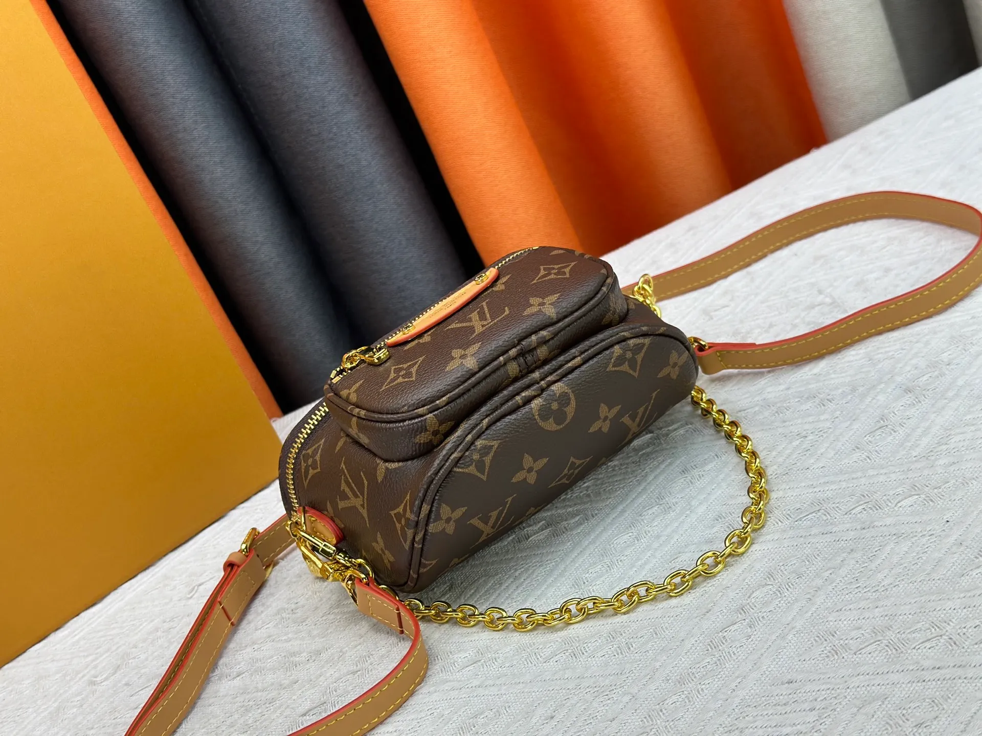 P180 [Exclusive real shot M83353 denim] M83275 white M46917 black M85636 blue M83219 apricot M82335 presbyopia, the Mini Bumbag handbag comes from the LV Gradient series, and the Monogram embossing of Monogram Empreinte leather renders the gradient midsummer color. The on-trend construction features a zipped main compartment and a front pocket with a Louis Vuitton leather label. With the detachable chain and detachable and adjustable shoulder strap, it can be worn as a shoulder or cross-body bag. 17.0 x 12.0 x 9.5 cm (L x H x W) • Monogram Empreinte embossed soft-grained cowhide leather • Textile lining • Metal hardware • Zip closure • Zip front pocket • Shoulder strap: removable, adjustable • Half-length strap: 32.0 cm • Half-length strap adjustable to: 44.0 cm • Chain: Removable • Half-length chain: 20.0 cm