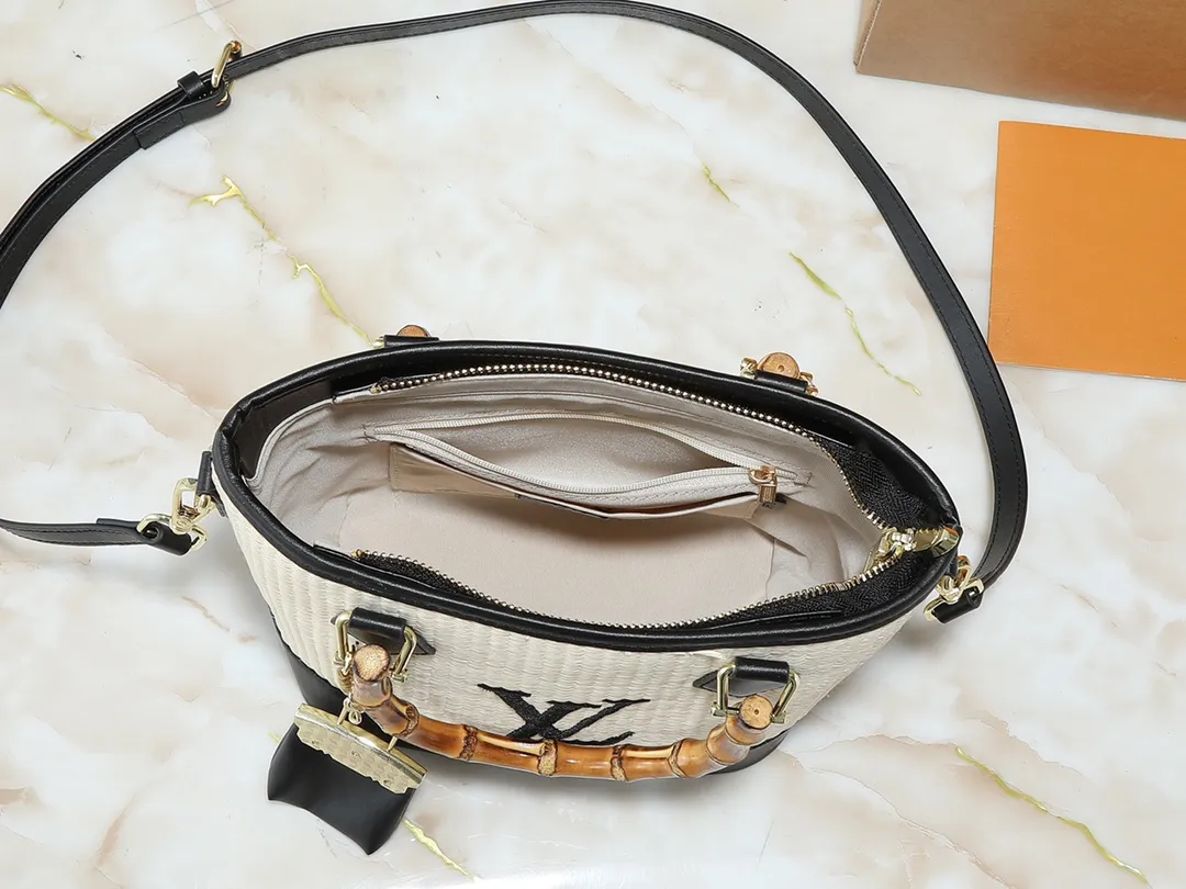 💰320💰Upgraded from the original M66588. This Wallet On Chain handbag is from Louis Vuitton's LV Bloom series. The main material is straw woven in a fashionable and practical configuration, and the logo is embroidered with silk thread. The perfect combination of real bamboo handbags and pp straw, ample space, fashionable and versatile. The love package that is the dream of millions of girls. 8 colors available (plum pink, khaki, green, black, white, red, caramel, orange) Dimensions: 20.0 x 20.5 x 11.0 cm (length x height x width)