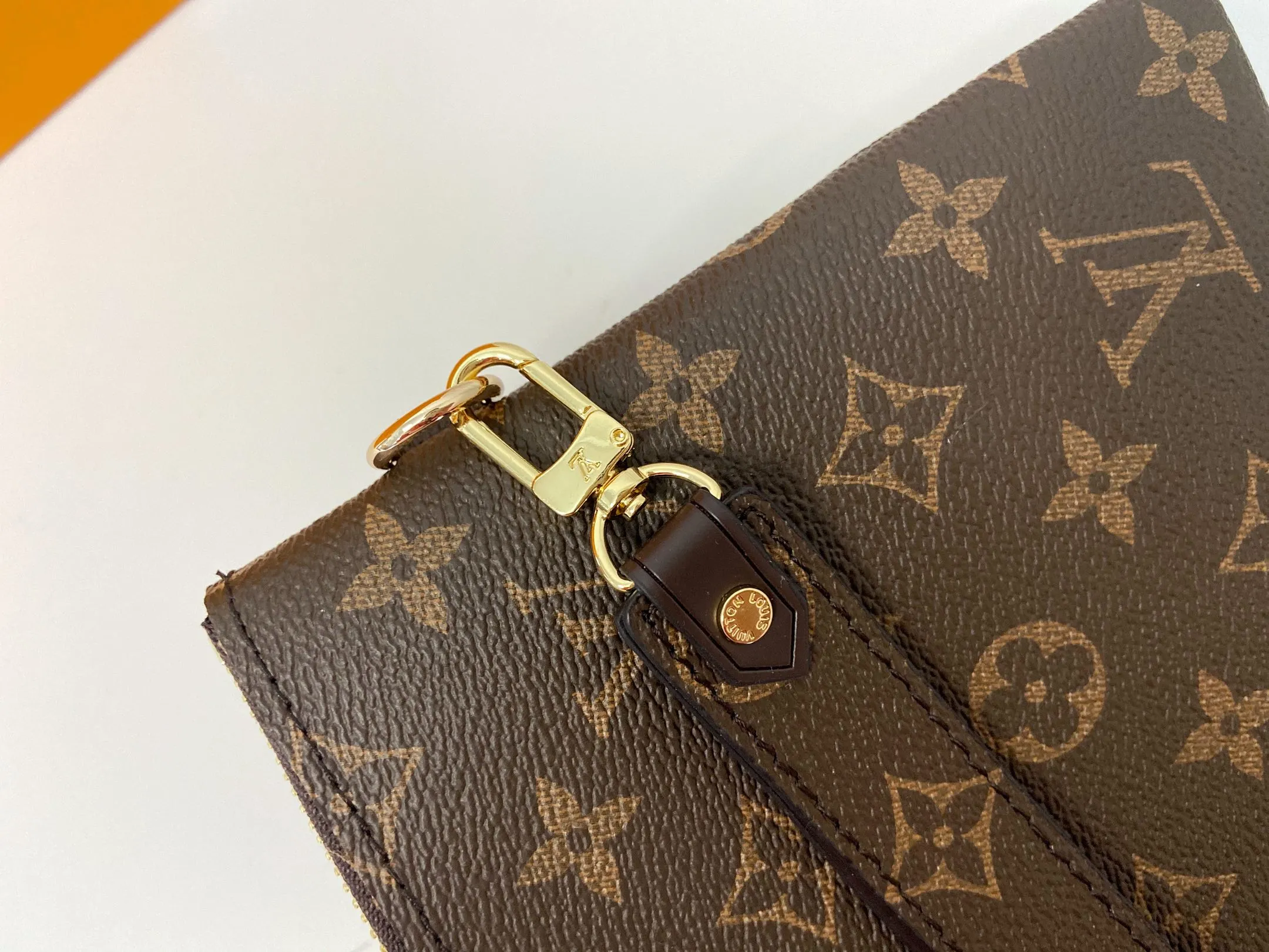 💰130 💎Inspired by Louis Vuitton’s classic suitcases, this City bag is made of Monogram canvas and decorated with printed embroidered patches, reminiscent of suitcase stickers from the late 19th century. A removable wrist strap adds practicality and style to this versatile bag design. Style number: M63447. Dimensions: 16.0 x 23.0 x 0.3 cm (length x height x width)