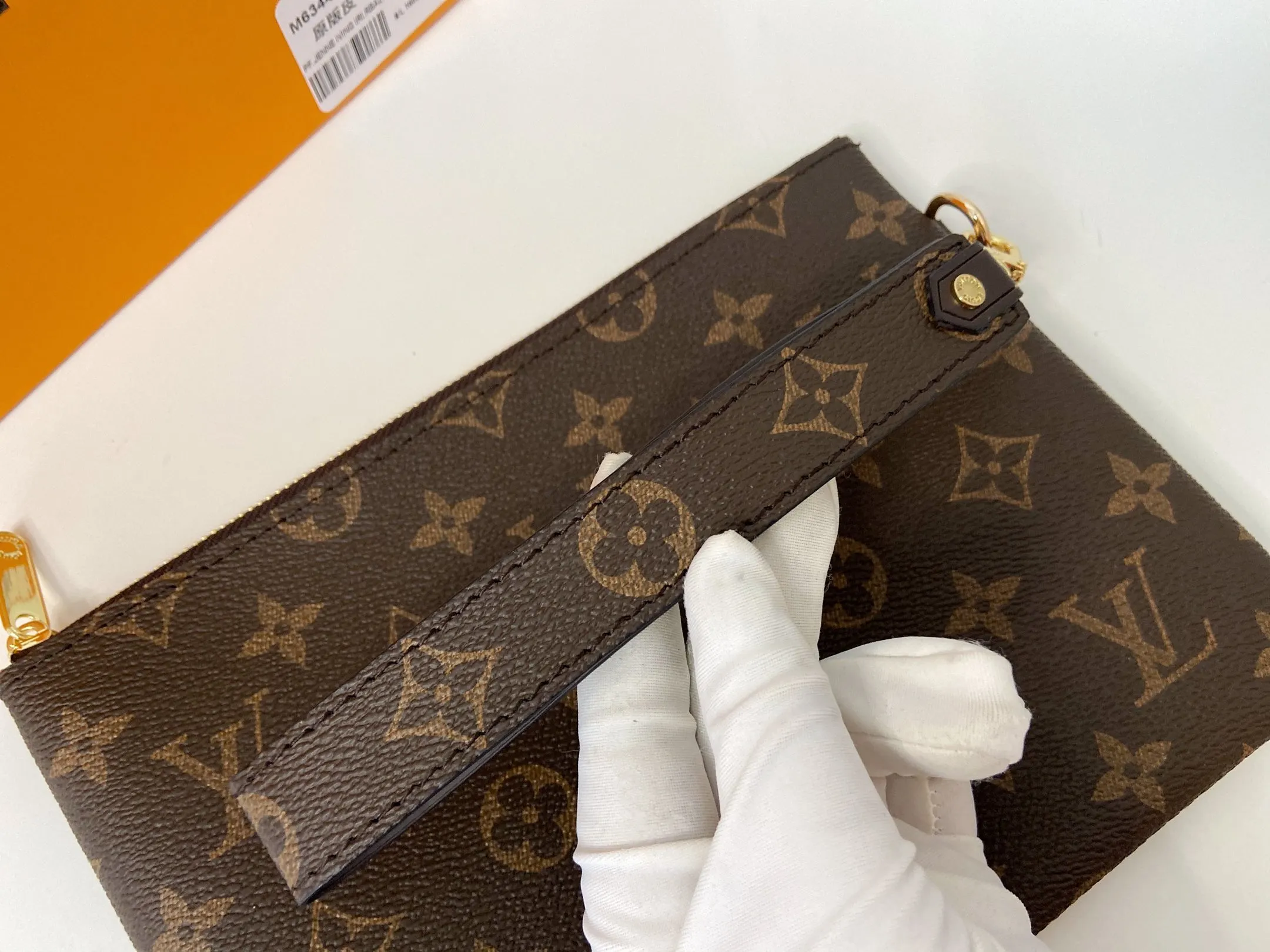 💰130 💎Inspired by Louis Vuitton’s classic suitcases, this City bag is made of Monogram canvas and decorated with printed embroidered patches, reminiscent of suitcase stickers from the late 19th century. A removable wrist strap adds practicality and style to this versatile bag design. Style number: M63447. Dimensions: 16.0 x 23.0 x 0.3 cm (length x height x width)