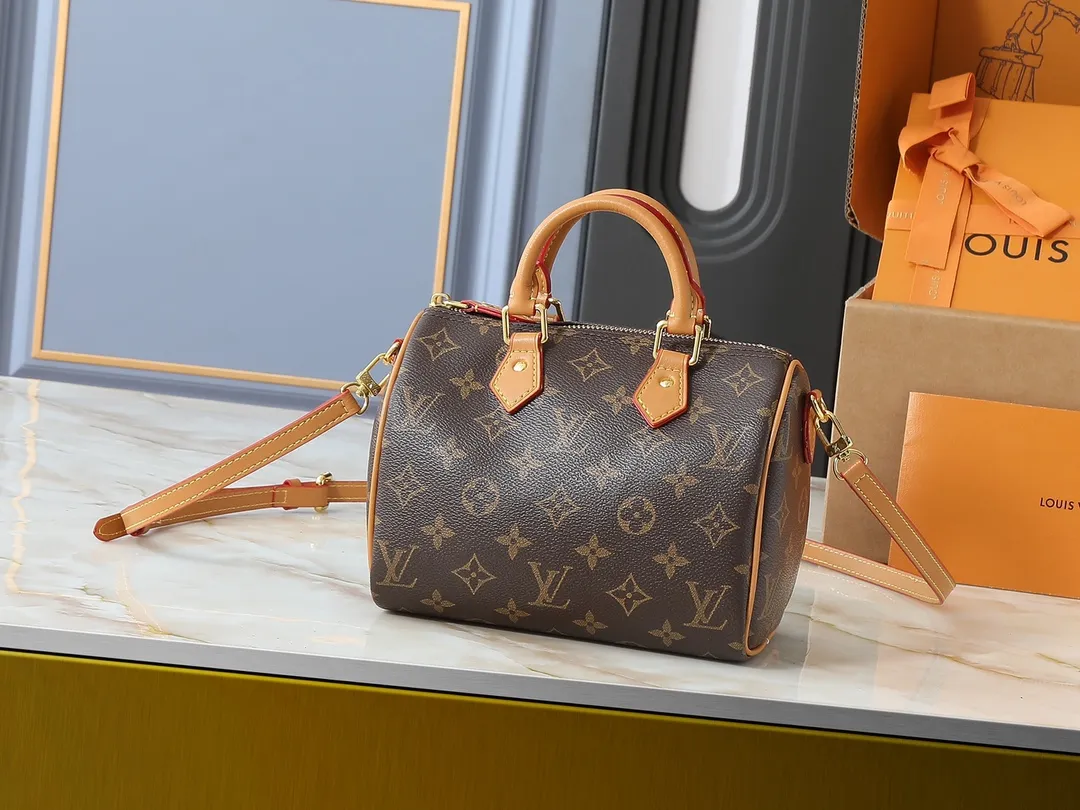 💰200💰Upgraded from the original M81086 M81085 M46234 M46222 This Speedy Bandoulière 20 handbag condenses the brand’s traditional Speedy travel bag design into Monogram canvas with fabric lining and cow leather trim. The wide, removable and adjustable fabric shoulder strap features Louis Vuitton's signature texture, and the rolled leather handles add to the carrying options. Dimensions: 20.5 x 13.5 x 12.0 cm (length x height x width)