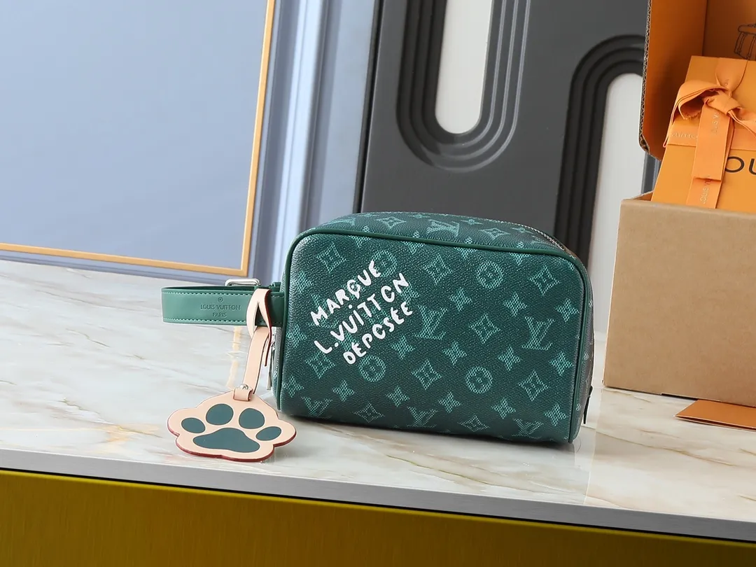 💰200💰Upgraded from the original M00151 M12688 M11559 M83112 M83113 N40747 N40567 M47069 M24799. This Locker Dopp Kit toiletry bag is made of Monogram canvas, integrating contemporary trends and elegant style. The compact design contains ample space to easily store daily necessities. The washable lining and adjustable side handles make it a convenient on-the-go experience. Dimensions: 23.0 x 13.0 x 12.0 cm (length x height x width)