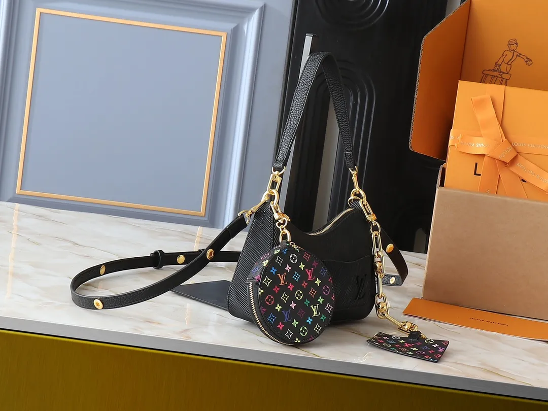 💰240💰Upgraded from the original M13100 M13099. This Marellini handbag is made of rich-textured Epi leather to create a delicate structure, with ample space to store daily necessities such as smartphones. The round coin purse and mirror are both made from the colorful Monogram canvas from the Louis Vuitton x Murakami collaboration series, and are fixed to the bag body with a rough metal chain. Dimensions: 19.0 x 13.5 x 6.5 cm (length x height x width)