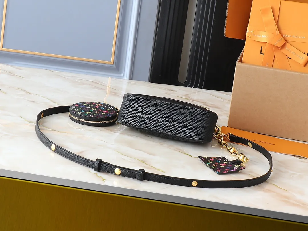 💰240💰Upgraded from the original M13100 M13099. This Marellini handbag is made of rich-textured Epi leather to create a delicate structure, with ample space to store daily necessities such as smartphones. The round coin purse and mirror are both made from the colorful Monogram canvas from the Louis Vuitton x Murakami collaboration series, and are fixed to the bag body with a rough metal chain. Dimensions: 19.0 x 13.5 x 6.5 cm (length x height x width)
