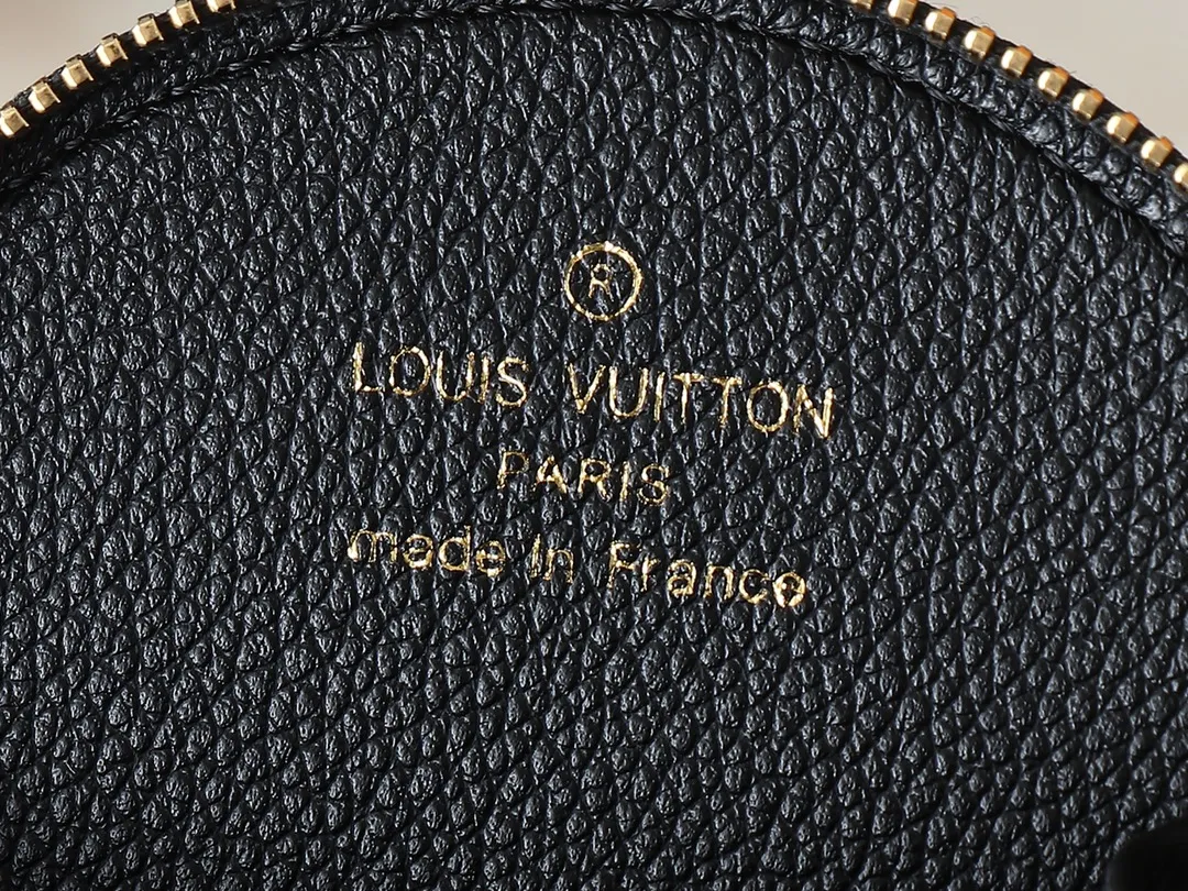 💰240💰Upgraded from the original M13100 M13099. This Marellini handbag is made of rich-textured Epi leather to create a delicate structure, with ample space to store daily necessities such as smartphones. The round coin purse and mirror are both made from the colorful Monogram canvas from the Louis Vuitton x Murakami collaboration series, and are fixed to the bag body with a rough metal chain. Dimensions: 19.0 x 13.5 x 6.5 cm (length x height x width)