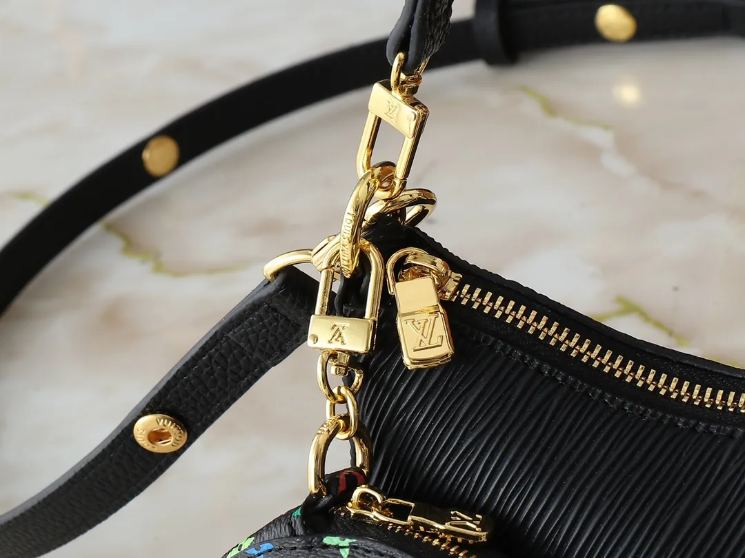 💰240💰Upgraded from the original M13100 M13099. This Marellini handbag is made of rich-textured Epi leather to create a delicate structure, with ample space to store daily necessities such as smartphones. The round coin purse and mirror are both made from the colorful Monogram canvas from the Louis Vuitton x Murakami collaboration series, and are fixed to the bag body with a rough metal chain. Dimensions: 19.0 x 13.5 x 6.5 cm (length x height x width)