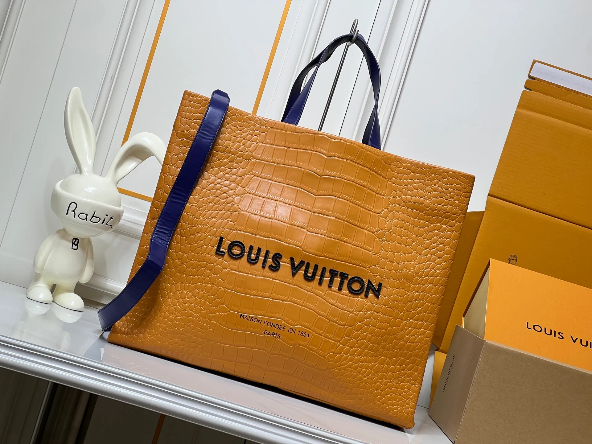 Batch 320💰M24457 Black Orange Blue Green Gray Presbyopia Plaid Black Crocodile Orange Crocodile Pattern 9 Colors ✔️ This Shopper medium handbag draws inspiration from Louis Vuitton shopping bags, with the words Louis Vuitton and Maison Fondée En 1854 written on soft cow leather, with a top handle and a detachable shoulder strap. Size: 40x32x16cm
