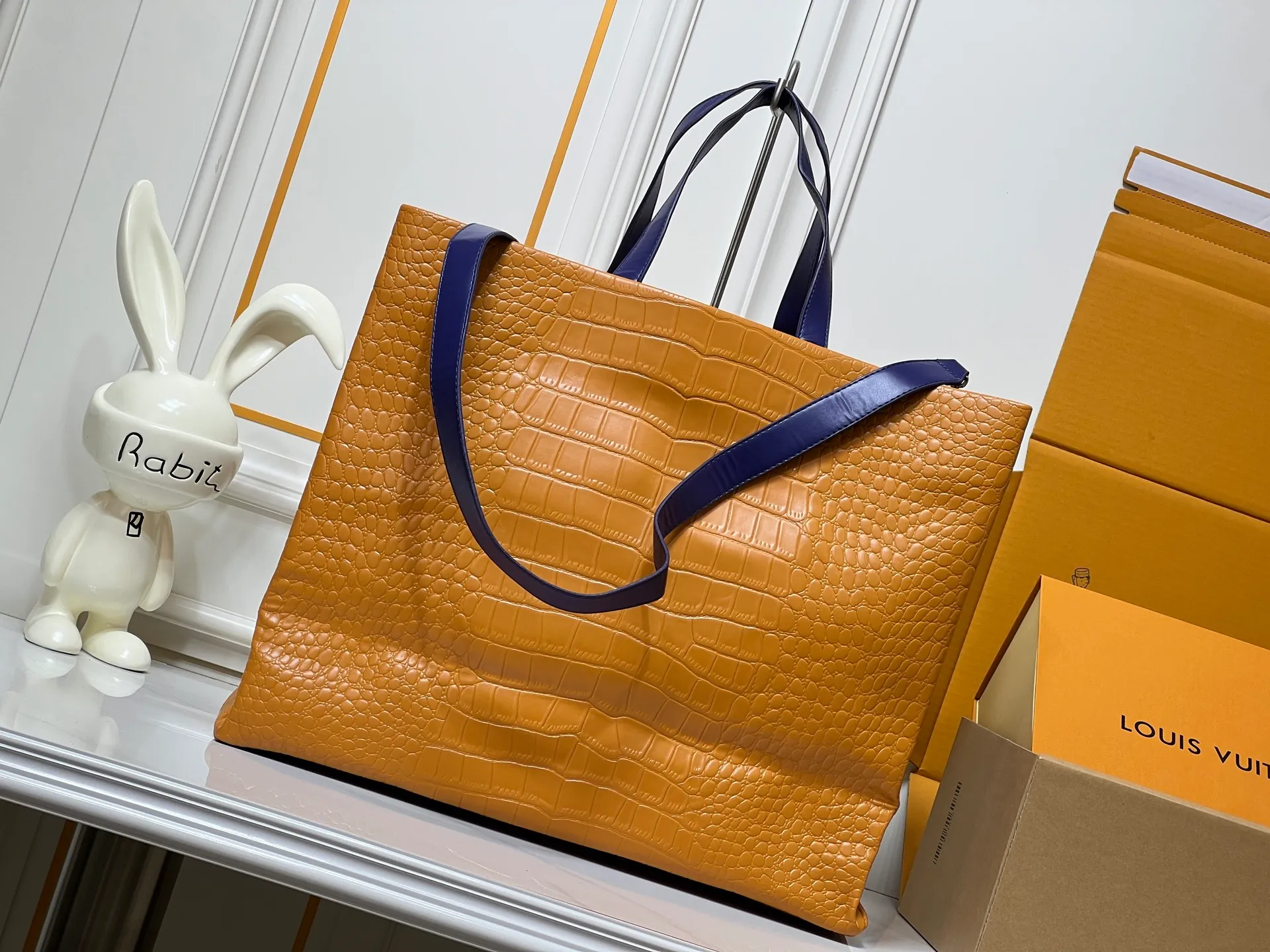 Batch 320💰M24457 Black Orange Blue Green Gray Presbyopia Plaid Black Crocodile Orange Crocodile Pattern 9 Colors ✔️ This Shopper medium handbag draws inspiration from Louis Vuitton shopping bags, with the words Louis Vuitton and Maison Fondée En 1854 written on soft cow leather, with a top handle and a detachable shoulder strap. Size: 40x32x16cm