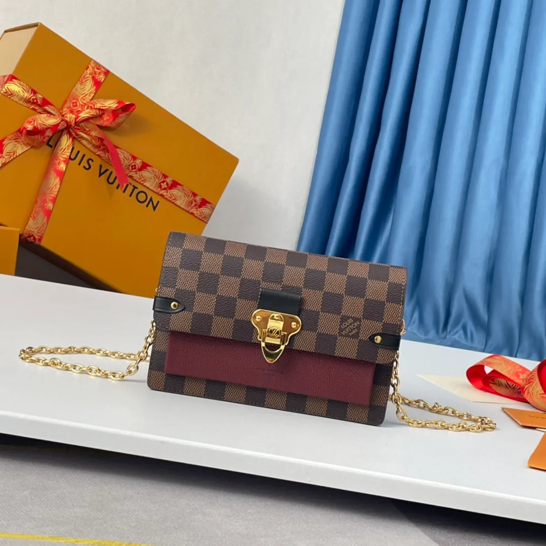 P640 🇫🇷Exclusive real shot of overseas original order N60222! The Vavin Chain Wallet combines Louis Vuitton's signature Damier canvas with leather. The design element of the brand's traditional luggage is transformed into a gold hook and embellished flap. With the clever use of the detachable chain shoulder strap, it can be easily changed into various carrying methods, making it suitable for day and night occasions. Size: 19×12.5×4cm