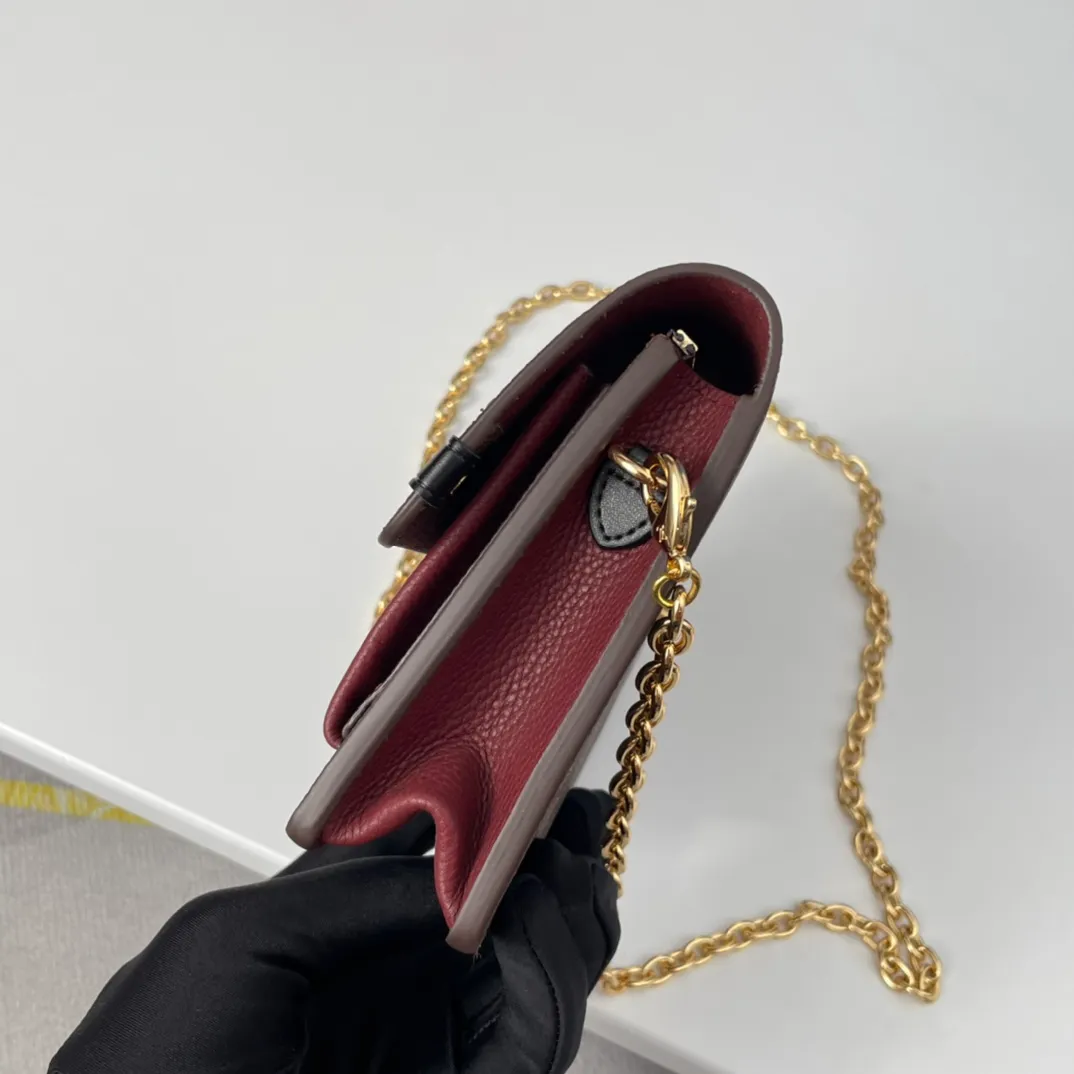 P640 🇫🇷Exclusive real shot of overseas original order N60222! The Vavin Chain Wallet combines Louis Vuitton's signature Damier canvas with leather. The design element of the brand's traditional luggage is transformed into a gold hook and embellished flap. With the clever use of the detachable chain shoulder strap, it can be easily changed into various carrying methods, making it suitable for day and night occasions. Size: 19×12.5×4cm
