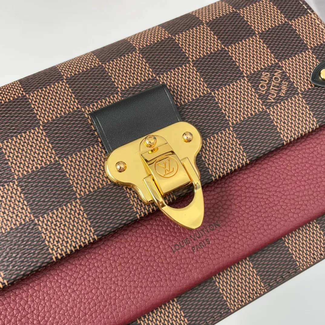 P640 🇫🇷Exclusive real shot of overseas original order N60222! The Vavin Chain Wallet combines Louis Vuitton's signature Damier canvas with leather. The design element of the brand's traditional luggage is transformed into a gold hook and embellished flap. With the clever use of the detachable chain shoulder strap, it can be easily changed into various carrying methods, making it suitable for day and night occasions. Size: 19×12.5×4cm