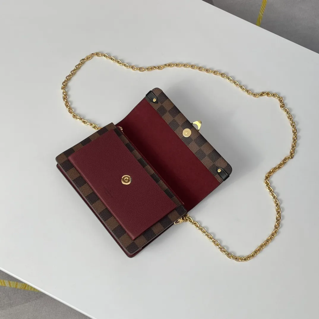 P640 🇫🇷Exclusive real shot of overseas original order N60222! The Vavin Chain Wallet combines Louis Vuitton's signature Damier canvas with leather. The design element of the brand's traditional luggage is transformed into a gold hook and embellished flap. With the clever use of the detachable chain shoulder strap, it can be easily changed into various carrying methods, making it suitable for day and night occasions. Size: 19×12.5×4cm