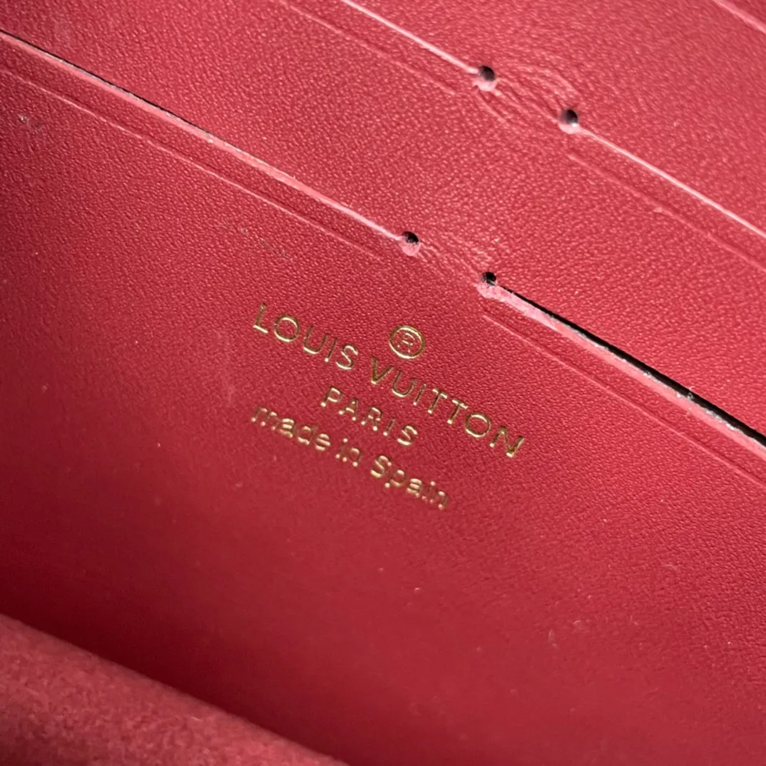 P640 🇫🇷Exclusive real shot of overseas original order N60222! The Vavin Chain Wallet combines Louis Vuitton's signature Damier canvas with leather. The design element of the brand's traditional luggage is transformed into a gold hook and embellished flap. With the clever use of the detachable chain shoulder strap, it can be easily changed into various carrying methods, making it suitable for day and night occasions. Size: 19×12.5×4cm