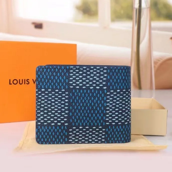 P110💰 Model: 60895 checkered sapphire blue New model The latest model for spring and summer 2024, this pocket wallet combines the elegance of Damier Graphite canvas with the delicate texture of Epi leather, with stripes emblazoned with the Louis Vuitton logo. The elegant design can accommodate credit cards, banknotes and receipts, making it suitable for daily carrying or gift giving. Epi leather and Damier Graphite coated sail. Textile cowhide trimmed cowhide lining, card compartment, inner pocket, outer patch pocket. This product is produced in one of France, Spain, Italy and the United States; size 11.5×9×1.5 cm 60895.