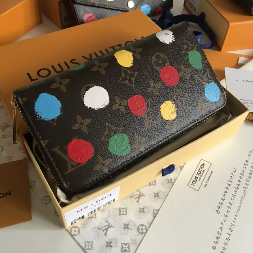 The P150 M81864 L Zippy wallet joins the "Color Dots" theme and becomes part of the Louis Vuitton x Yayoi Kusama collection. For this versatile wallet, cheerful colorful polka dots are screen-printed on Monogram canvas with a striking 3D effect, transforming a functional accessory into a celebration of creativity and craftsmanship. Dimensions: 19.5 x 10.5 x 2.5 P630