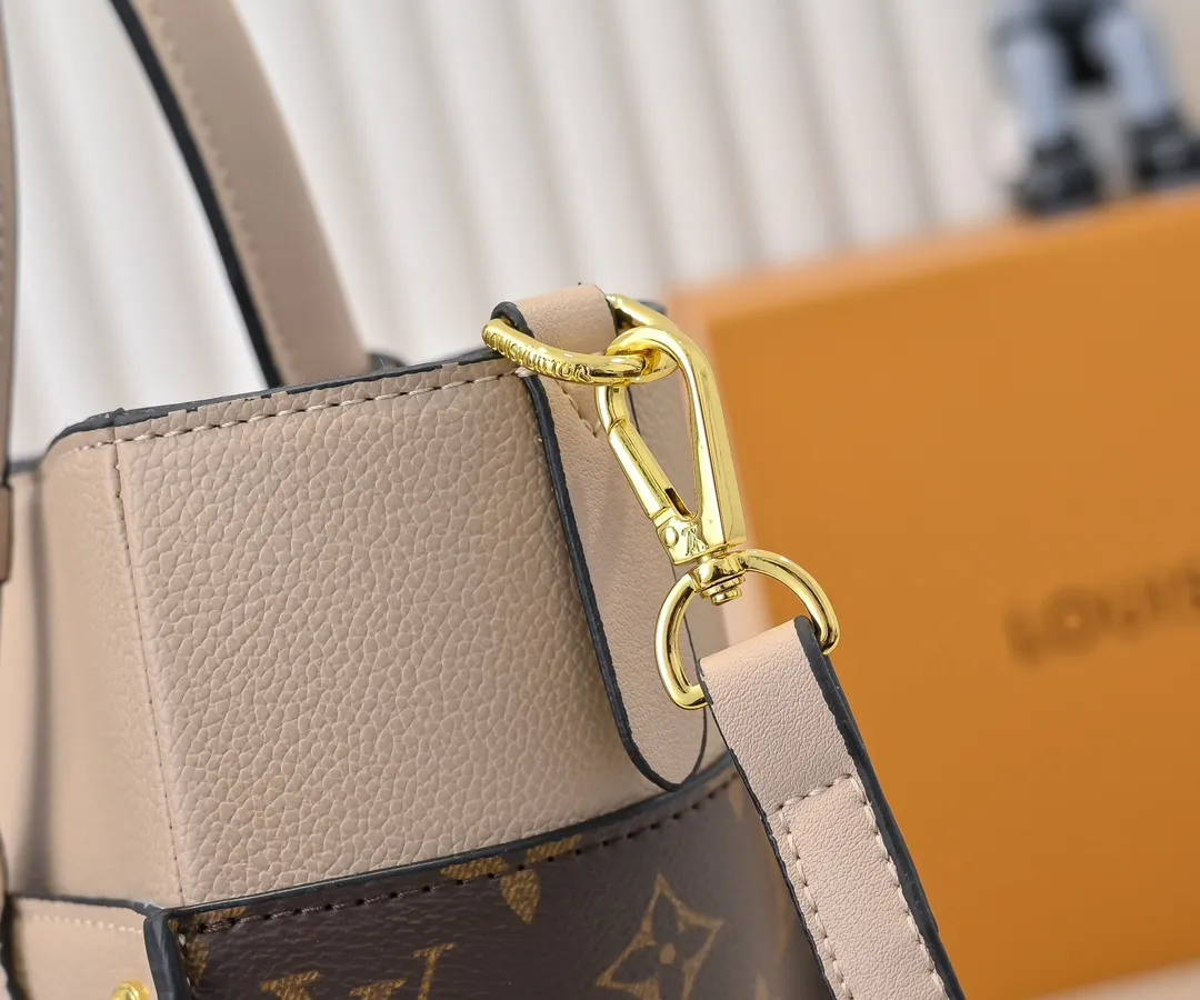 💰360💰Upgraded original [M53826 black embroidery M53825 apricot embroidery M53824 MM53823 presbyopia with black]🔥On My Side handbag shows the elegant fusion of calfskin and classic Monogram canvas. Contrasting canvas shapes the large outer pocket, creating a trompe l'oeil effect as if two handbags merge into one. Plenty of space can easily accommodate office needs, and the adjustable shoulder strap allows for a cross-body style. Dimensions: 30.5 x 24.5 x 14 cm (Length x Height x Width) - Calfskin and Monogram coated canvas - Cowhide leather trim - Microfiber lining - 2 top handles for hand or elbow carry - Adjustable shoulder strap for shoulder or cross-body wear - Lock closure - 2 outer pockets with magnetic closure - Zip pocket - 1 patch pocket