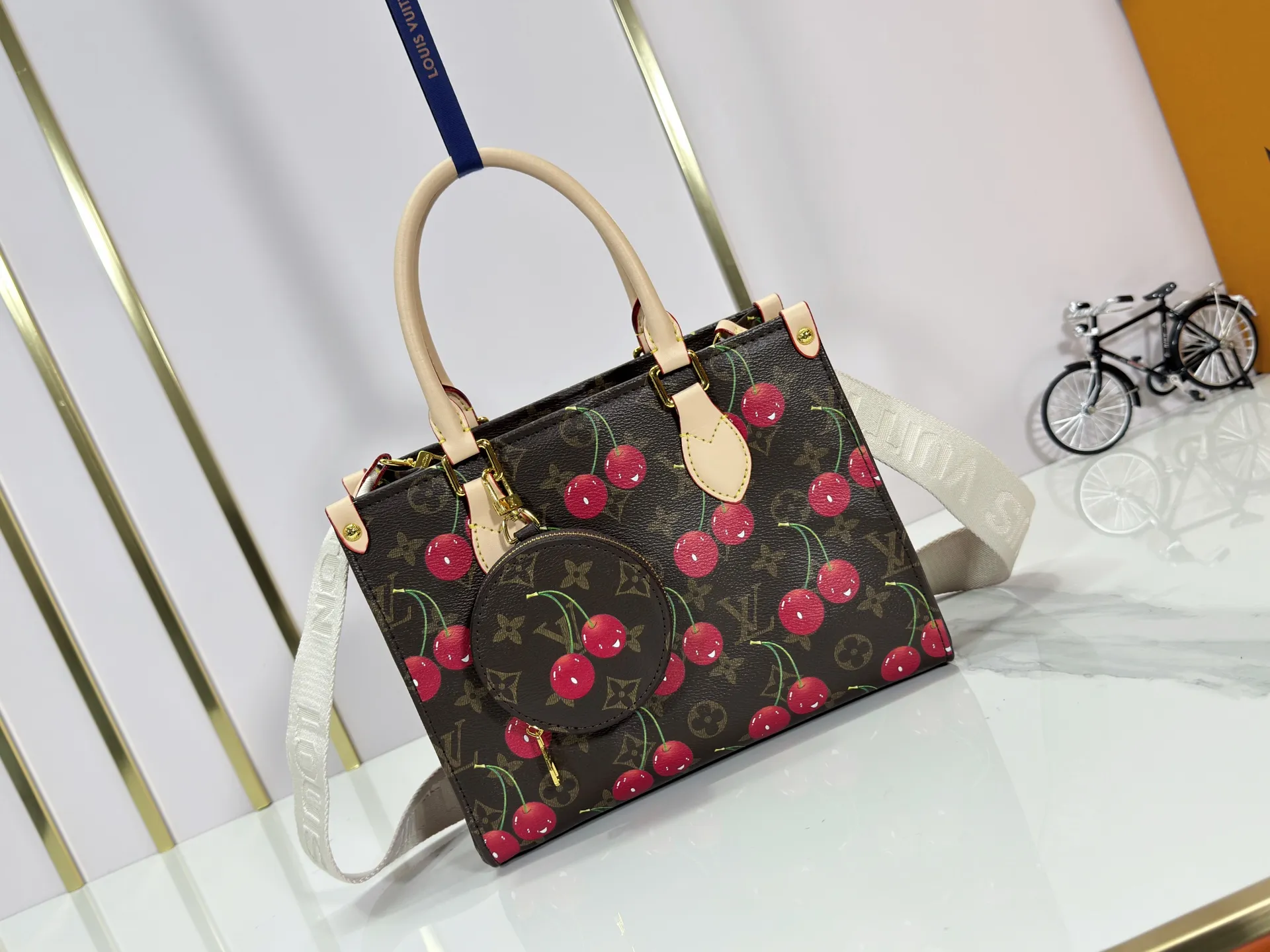 P260 Upgraded original version 🔥New style🔥M45659 M46373 M44571 This OnTheGo small handbag is made of Monogram and Monogram Reverse canvas, with the Monogram Giant pattern embellished on it. The Toron handle and the jacquard textured shoulder strap decorated with the brand's logo create a visual contrast, and the detachable coin bag is suitable for storing change or small items. It combines fashionable charm with various functions, making it a good daily companion. 25.0 x 19.0 x 11.5 cm (length x height x width)