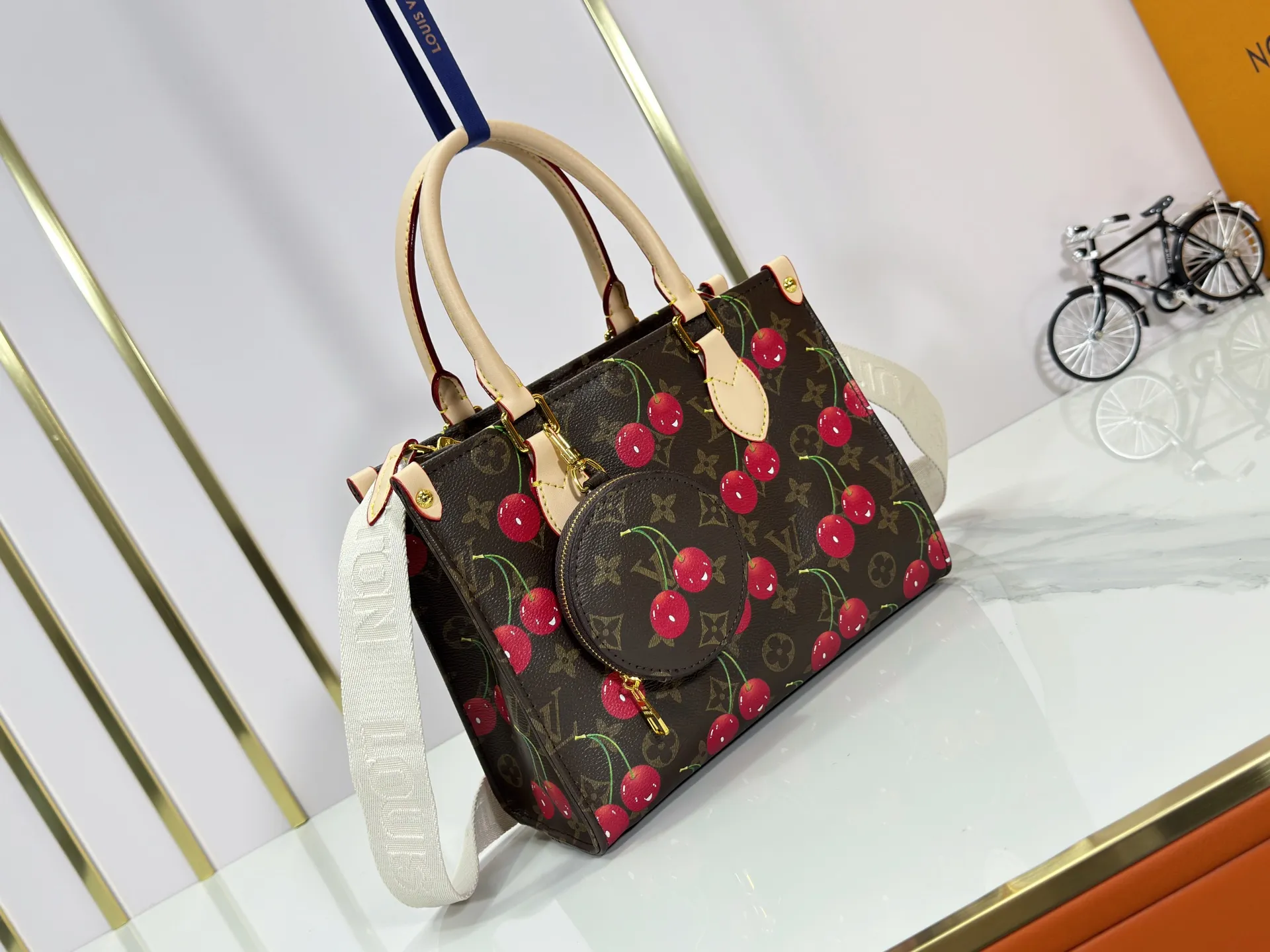 P260 Upgraded original version 🔥New style🔥M45659 M46373 M44571 This OnTheGo small handbag is made of Monogram and Monogram Reverse canvas, with the Monogram Giant pattern embellished on it. The Toron handle and the jacquard textured shoulder strap decorated with the brand's logo create a visual contrast, and the detachable coin bag is suitable for storing change or small items. It combines fashionable charm with various functions, making it a good daily companion. 25.0 x 19.0 x 11.5 cm (length x height x width)