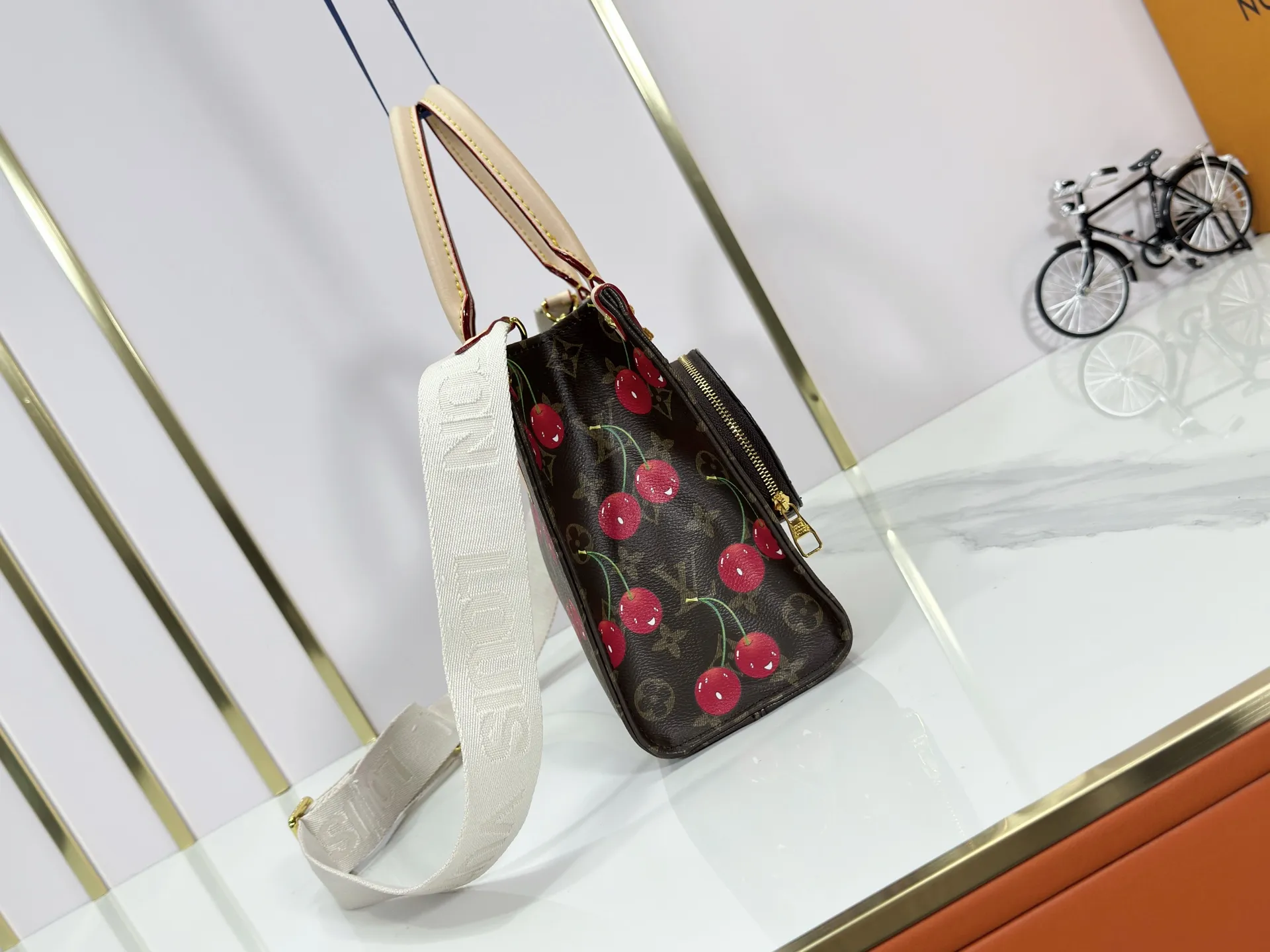 P260 Upgraded original version 🔥New style🔥M45659 M46373 M44571 This OnTheGo small handbag is made of Monogram and Monogram Reverse canvas, with the Monogram Giant pattern embellished on it. The Toron handle and the jacquard textured shoulder strap decorated with the brand's logo create a visual contrast, and the detachable coin bag is suitable for storing change or small items. It combines fashionable charm with various functions, making it a good daily companion. 25.0 x 19.0 x 11.5 cm (length x height x width)