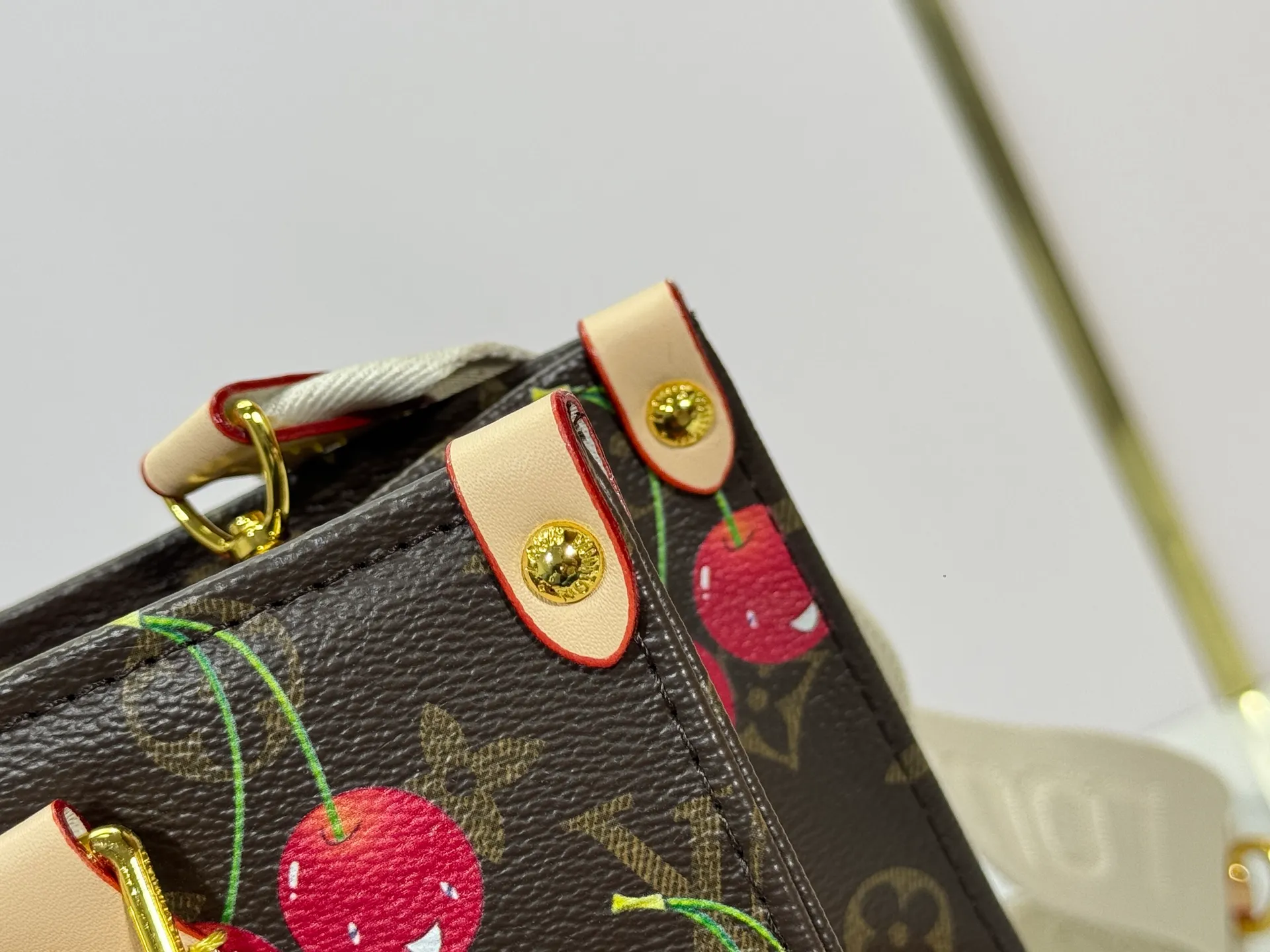 P260 Upgraded original version 🔥New style🔥M45659 M46373 M44571 This OnTheGo small handbag is made of Monogram and Monogram Reverse canvas, with the Monogram Giant pattern embellished on it. The Toron handle and the jacquard textured shoulder strap decorated with the brand's logo create a visual contrast, and the detachable coin bag is suitable for storing change or small items. It combines fashionable charm with various functions, making it a good daily companion. 25.0 x 19.0 x 11.5 cm (length x height x width)
