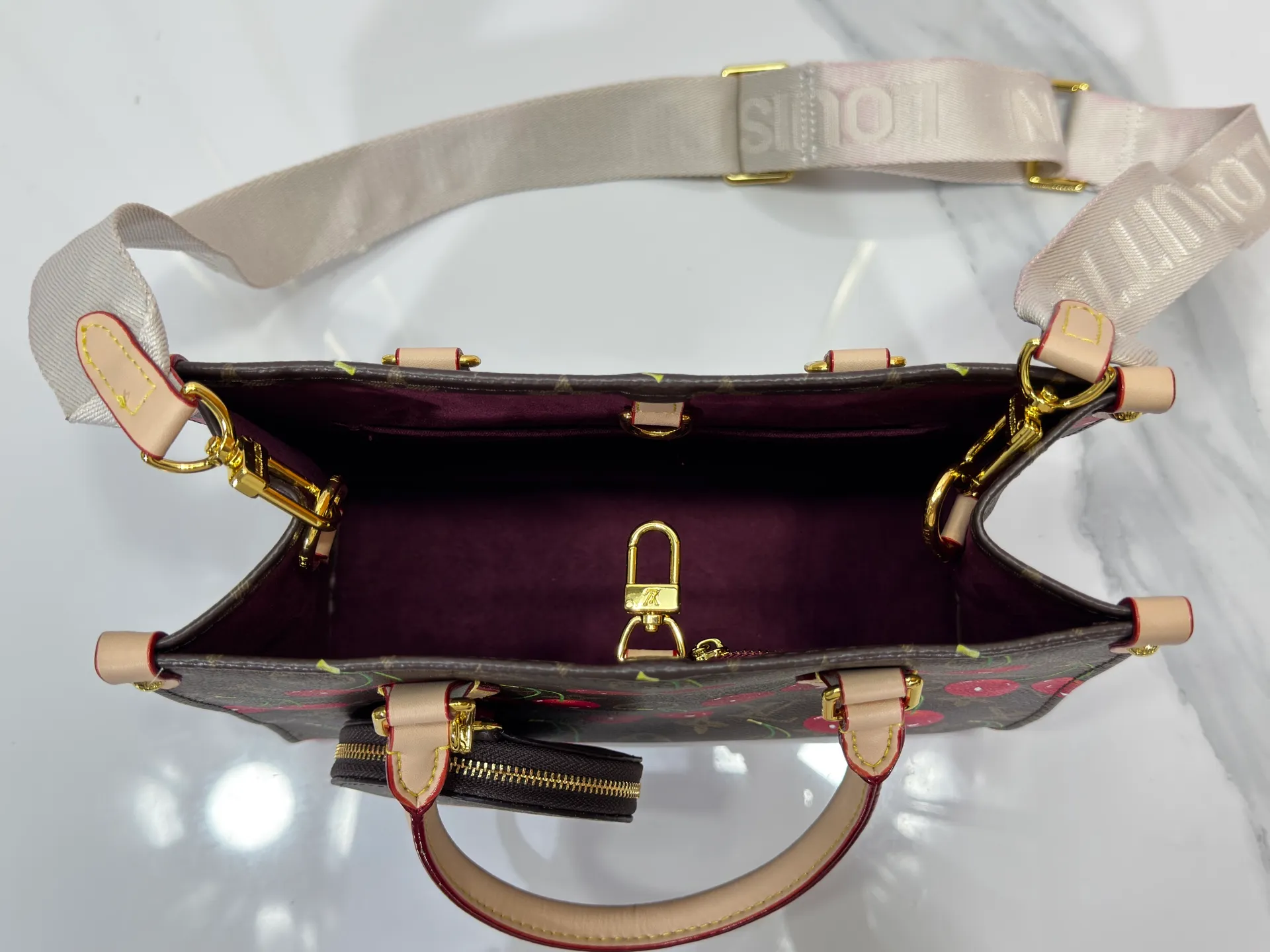P260 Upgraded original version 🔥New style🔥M45659 M46373 M44571 This OnTheGo small handbag is made of Monogram and Monogram Reverse canvas, with the Monogram Giant pattern embellished on it. The Toron handle and the jacquard textured shoulder strap decorated with the brand's logo create a visual contrast, and the detachable coin bag is suitable for storing change or small items. It combines fashionable charm with various functions, making it a good daily companion. 25.0 x 19.0 x 11.5 cm (length x height x width)
