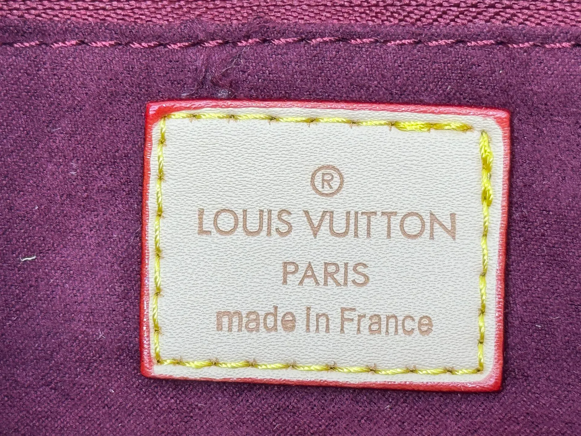 P260 Upgraded original version 🔥New style🔥M45659 M46373 M44571 This OnTheGo small handbag is made of Monogram and Monogram Reverse canvas, with the Monogram Giant pattern embellished on it. The Toron handle and the jacquard textured shoulder strap decorated with the brand's logo create a visual contrast, and the detachable coin bag is suitable for storing change or small items. It combines fashionable charm with various functions, making it a good daily companion. 25.0 x 19.0 x 11.5 cm (length x height x width)