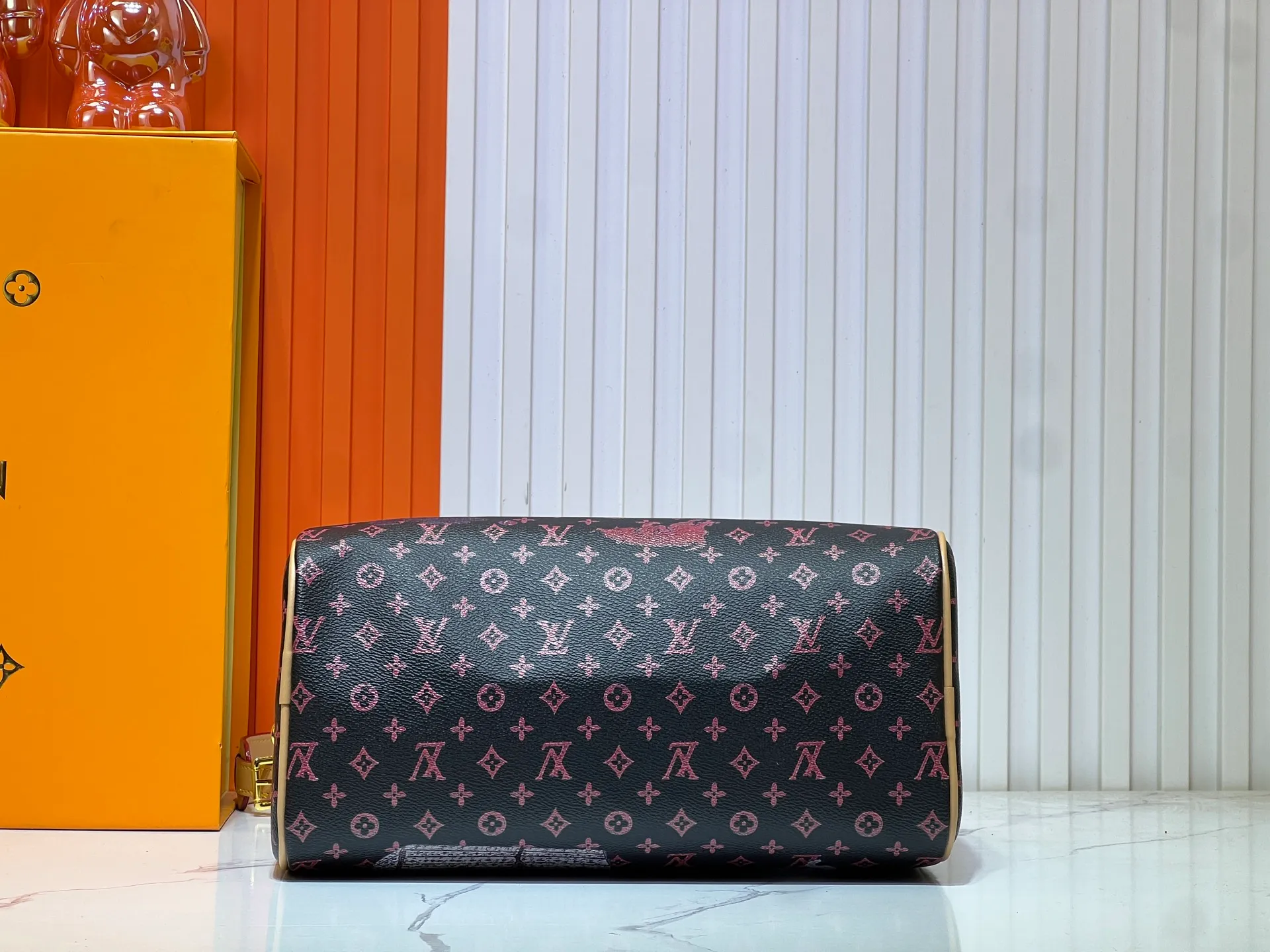 Batch 300💰M40391 This Speedy Bandouliere 30 handbag draws inspiration from the brand's collection of Monogram canvas, Louis Vuitton's legendary collection. The cow leather trim highlights the traditional heritage. The rolled leather handle, engraved padlock and detachable shoulder strap continue the classic details, making it a good choice for urban life. Size: 30X21X17cm