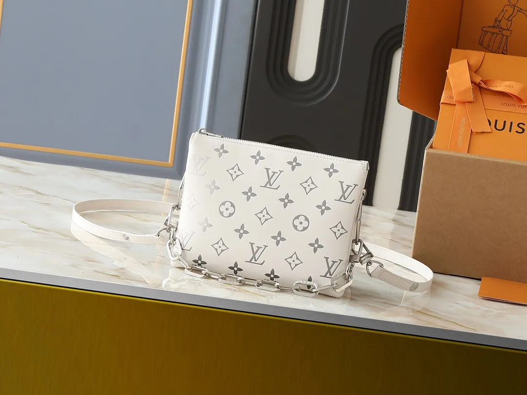💰240💰Upgraded from the original M59598 M59389 M59396 M13233 M21259 M25218 M20770 M11401 This Coussin BB handbag is made of soft sheep leather with an embossed Monogram pattern. It has an inner compartment in a compact silhouette, making it an elegant choice for both day and night. Both the chunky chain and slim leather strap are removable, allowing for a variety of styling possibilities. Dimensions: 21.0 x 16.0 x 7.0 cm (length x height x width)