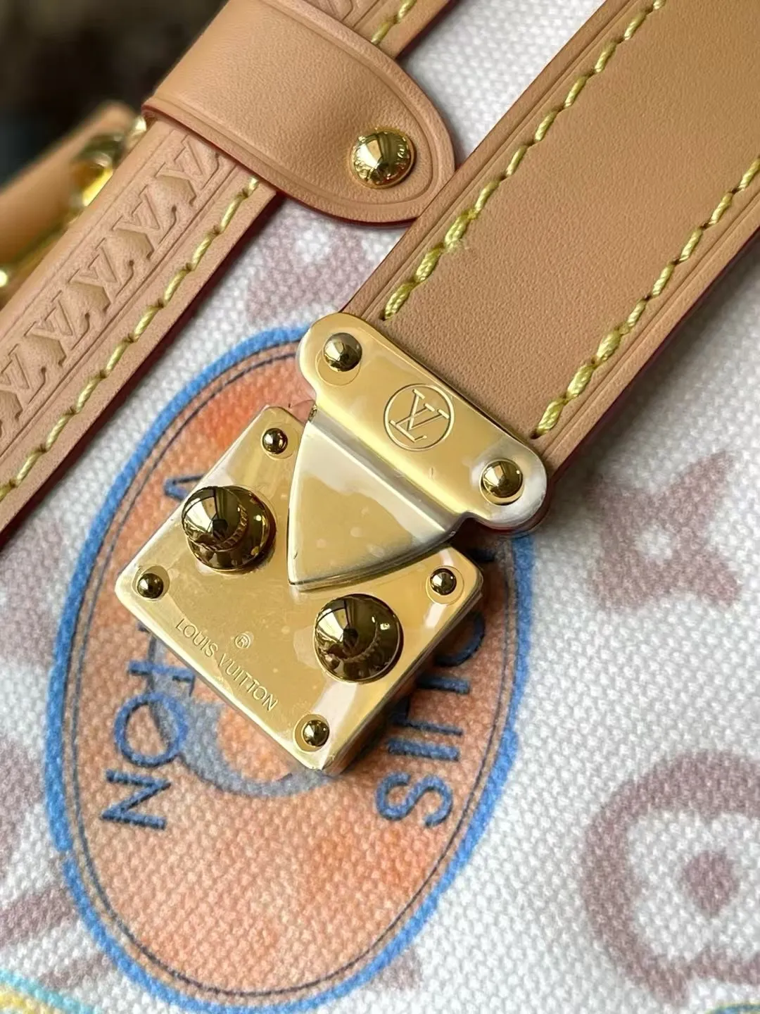 💰1180 (steel hardware) top original order M14606 This Side Trunk medium handbag is from the Flight Mode series, giving the Monogram Dune canvas a retro look. The lightweight structure is embellished with a collage-effect label, the dazzling aircraft charm and the classic key bag are rich in details, and the cowhide leather trim pays tribute to the brand's trunk-making heritage. Dimensions: 23.5 × 16 × 8.5 cm