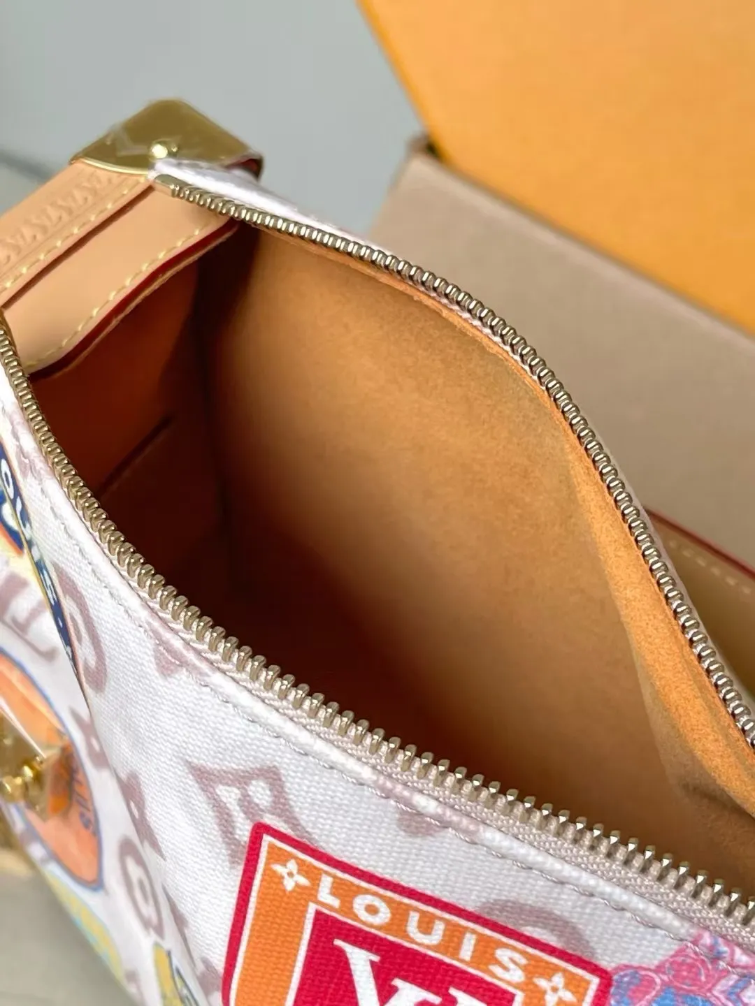 💰1180 (steel hardware) top original order M14606 This Side Trunk medium handbag is from the Flight Mode series, giving the Monogram Dune canvas a retro look. The lightweight structure is embellished with a collage-effect label, the dazzling aircraft charm and the classic key bag are rich in details, and the cowhide leather trim pays tribute to the brand's trunk-making heritage. Dimensions: 23.5 × 16 × 8.5 cm