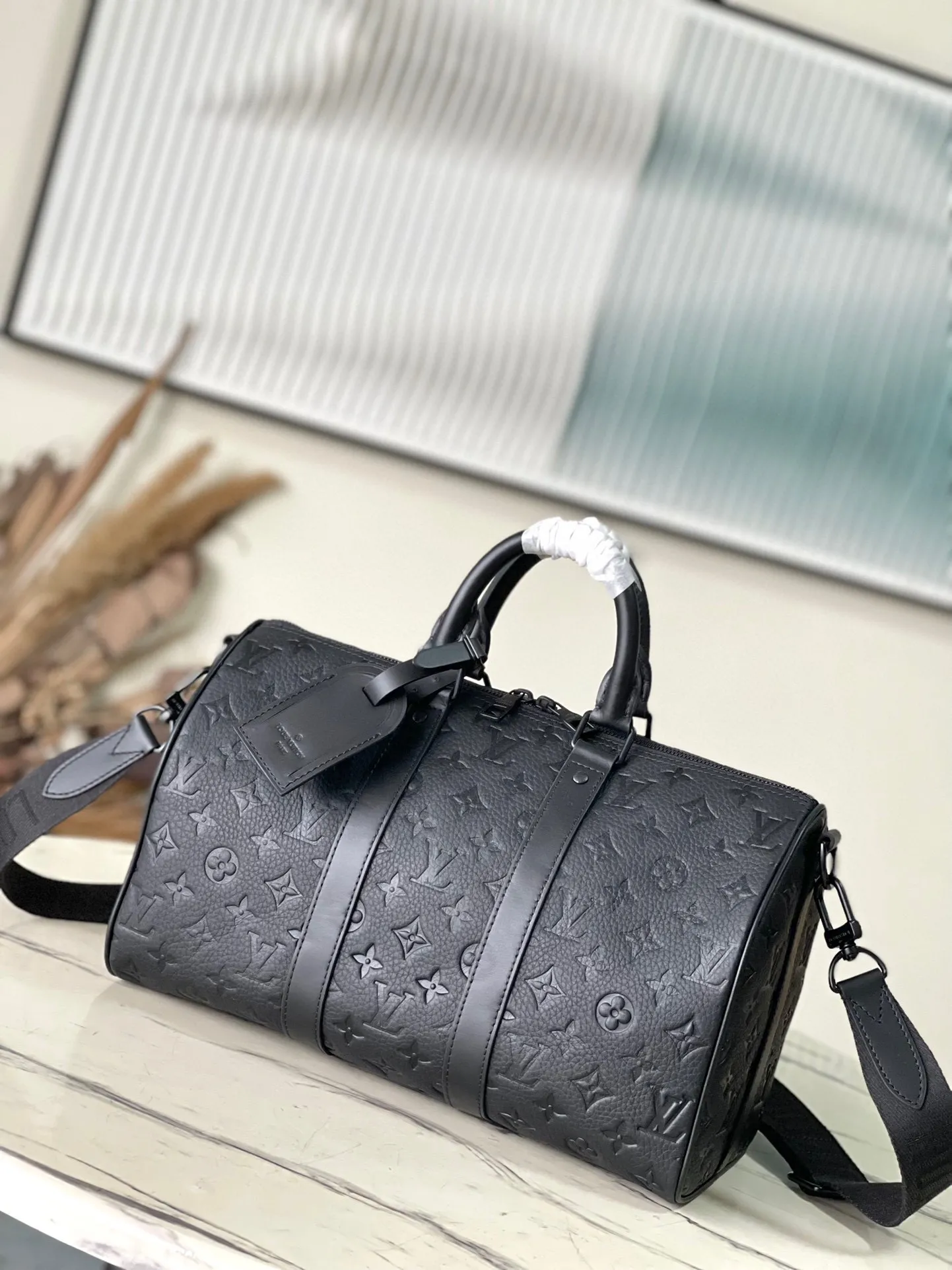 💰1140 (first grain leather) top quality original M22765 full leather embossed Keepall Bandoulière 35 handbag is a miniature version of the classic Keepall holiday travel bag. Full-grain Taurillon leather embossed with the Monogram pattern, leather side straps and top leather handle continue the signature elements of the Keepall collection, and the shoulder strap is removable and adjustable. Dimensions: 34 x 21 x 16 cm