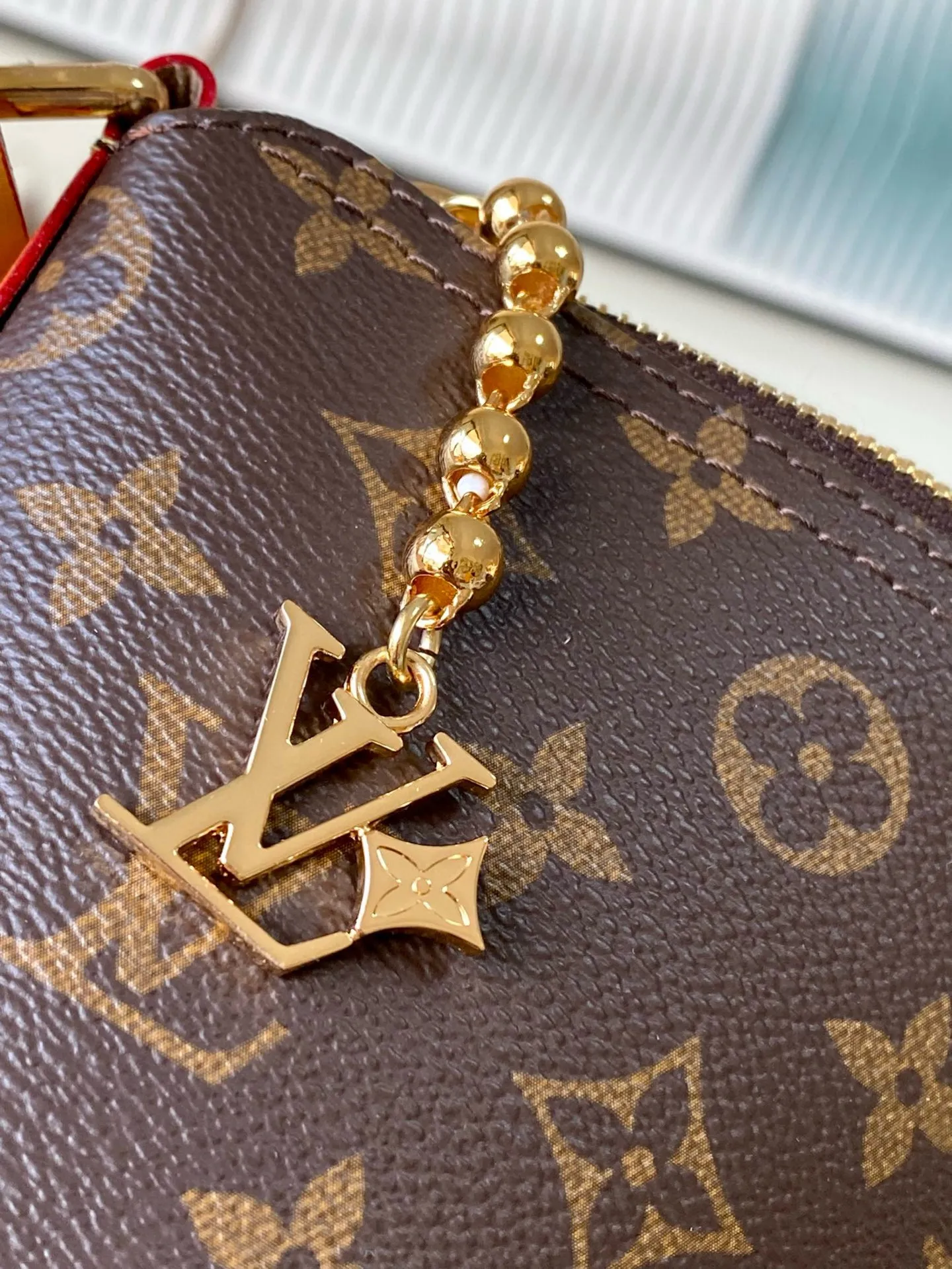 💰1080 Top Original M14018 This Vagabond Hobo handbag is made of presbyopia leather to create an ergonomic and close-fitting silhouette. It can show its cool style whether worn cross-body or on the shoulder. The metal zipper enables smooth opening and closing, and the bead chain cleverly connects the zipper puller and LV letter decoration. Dimensions: 38 × 35 × 12 cm