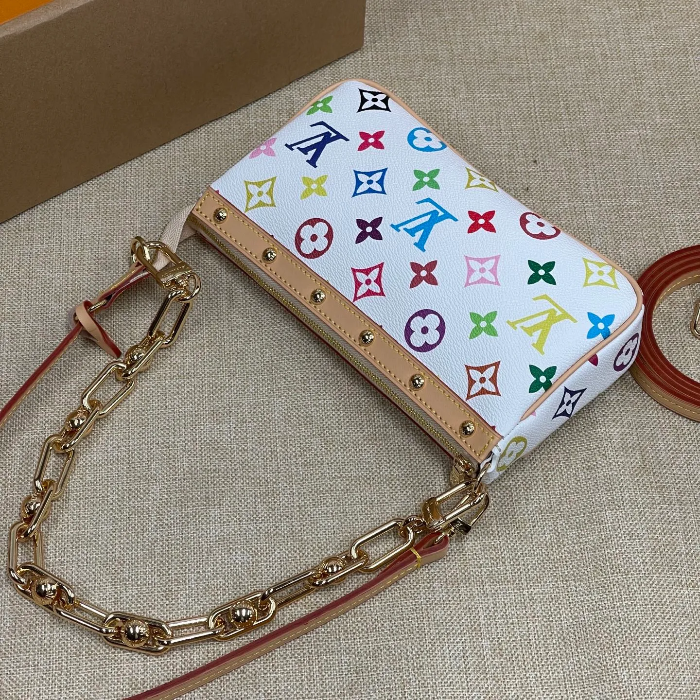 [Upgraded version] P500💰Three Color Series~Upgraded version💕New version of mahjong bag cabinet matching hardware ⛓️Chain. Model M13404~ Comes with a full set of packaging. Size 22x 13x 4 cm, one bag for multiple uses💃💄ps: A new chain is added, which makes it look less monotonous. The shoulder strap and chain can be connected together and can be worn cross-body, and they can be separated into armpit bags😜
