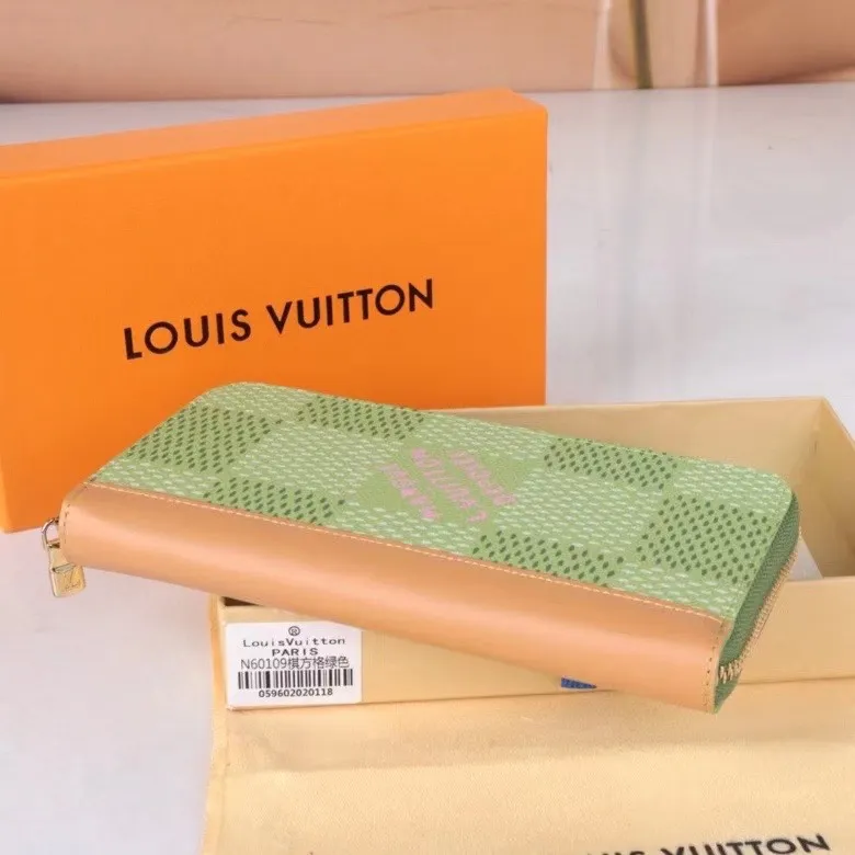 P150💰Model: 60109 checkered green new model The latest model for spring and summer 2024, this pocket wallet combines the elegance of Damier Graphite canvas with the delicate texture of Epi leather, with stripes emblazoned with the Louis Vuitton logo. The elegant design can accommodate credit cards, banknotes and receipts, making it suitable for daily carrying or gift giving. Epi leather and Damier Graphite coated sail. Textile cowhide trimmed cowhide lining, card compartment, inner pocket, outer patch pocket, Made in one of France, Spain, Italy and the United States; 19.5 x 10.5 x 2.5 cm (length x height x width)
