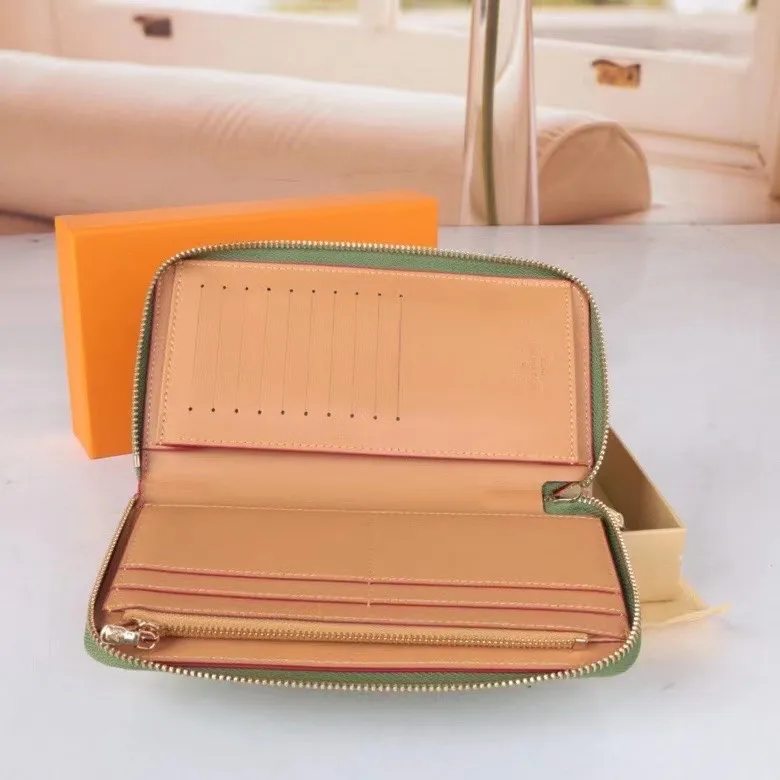 P150💰Model: 60109 checkered green new model The latest model for spring and summer 2024, this pocket wallet combines the elegance of Damier Graphite canvas with the delicate texture of Epi leather, with stripes emblazoned with the Louis Vuitton logo. The elegant design can accommodate credit cards, banknotes and receipts, making it suitable for daily carrying or gift giving. Epi leather and Damier Graphite coated sail. Textile cowhide trimmed cowhide lining, card compartment, inner pocket, outer patch pocket, Made in one of France, Spain, Italy and the United States; 19.5 x 10.5 x 2.5 cm (length x height x width)