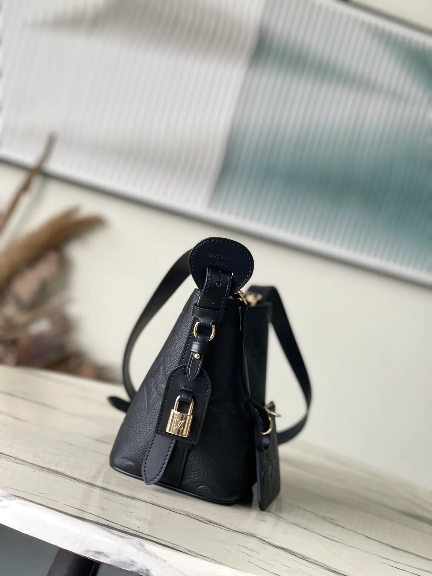 💰980 (top-grain leather) top original order M13480 black This AlInBB handbag integrates modern design concepts into elegant wheels and ample space. Monogram Empreinte leather craftsmanship creates a simple bucket bag structure, the iconic nameplate and metal padlock highlight the exquisite details, and the adjustable handle pays homage to the brand's trunk-making heritage. Dimensions: 16 × 18 × 12 cm