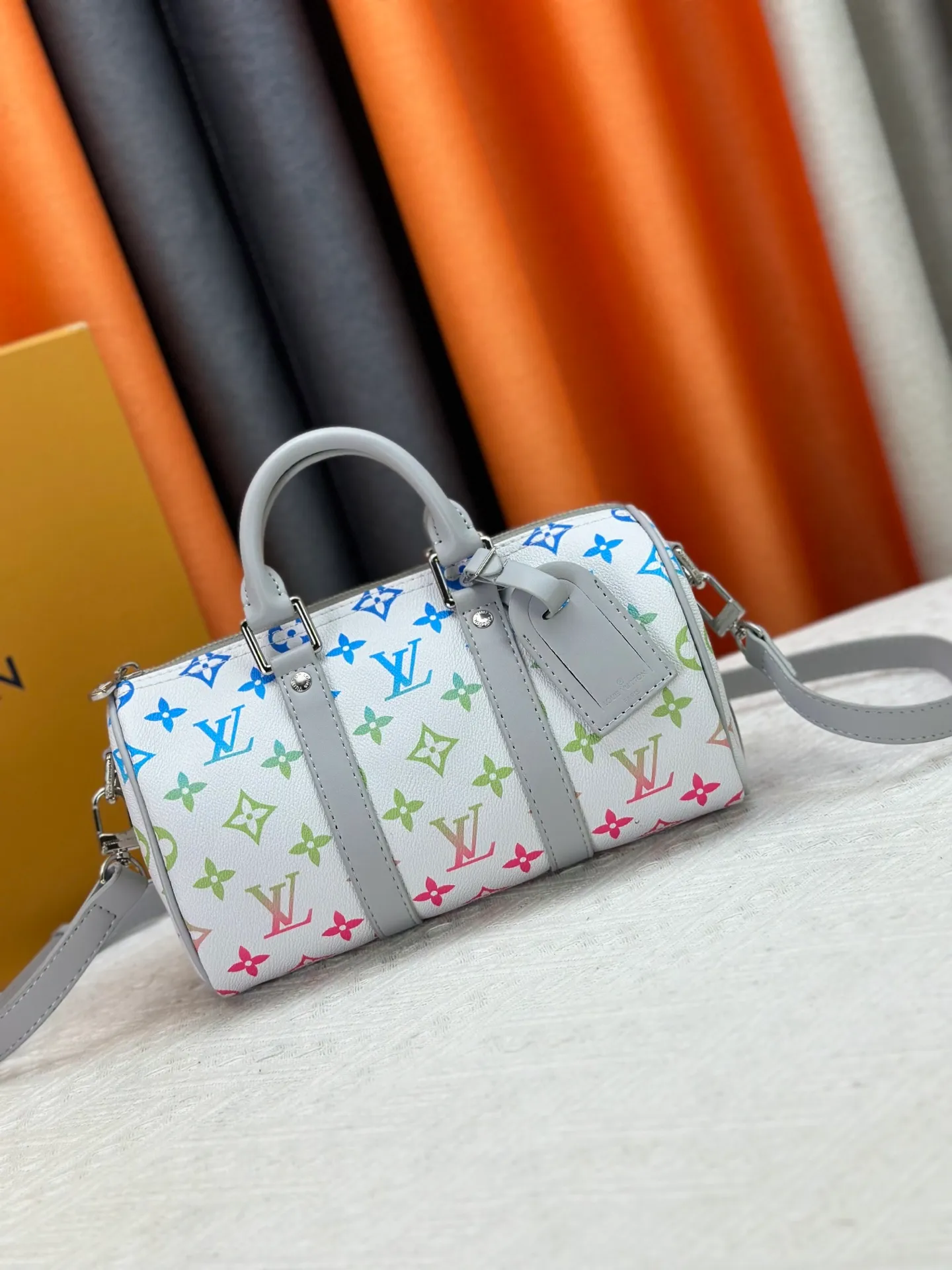 P250 Upgraded Original M14078 M01942 M15076 M24434 M46271 M20900 M46249 This handbag condenses the classic silhouette of the Keepall travel bag. It is made of Monogram embossed Taurillon leather. Its compact shape is suitable for storing small items such as mobile phones and wallets. With its clever use of leather handles and detachable shoulder strap, it's easy to carry with you in trendy style. Detailed features Dimensions: 25✘15✘11 cm