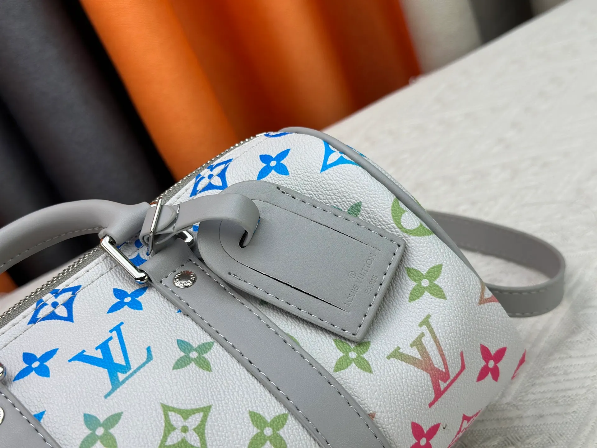 P250 Upgraded Original M14078 M01942 M15076 M24434 M46271 M20900 M46249 This handbag condenses the classic silhouette of the Keepall travel bag. It is made of Monogram embossed Taurillon leather. Its compact shape is suitable for storing small items such as mobile phones and wallets. With its clever use of leather handles and detachable shoulder strap, it's easy to carry with you in trendy style. Detailed features Dimensions: 25✘15✘11 cm