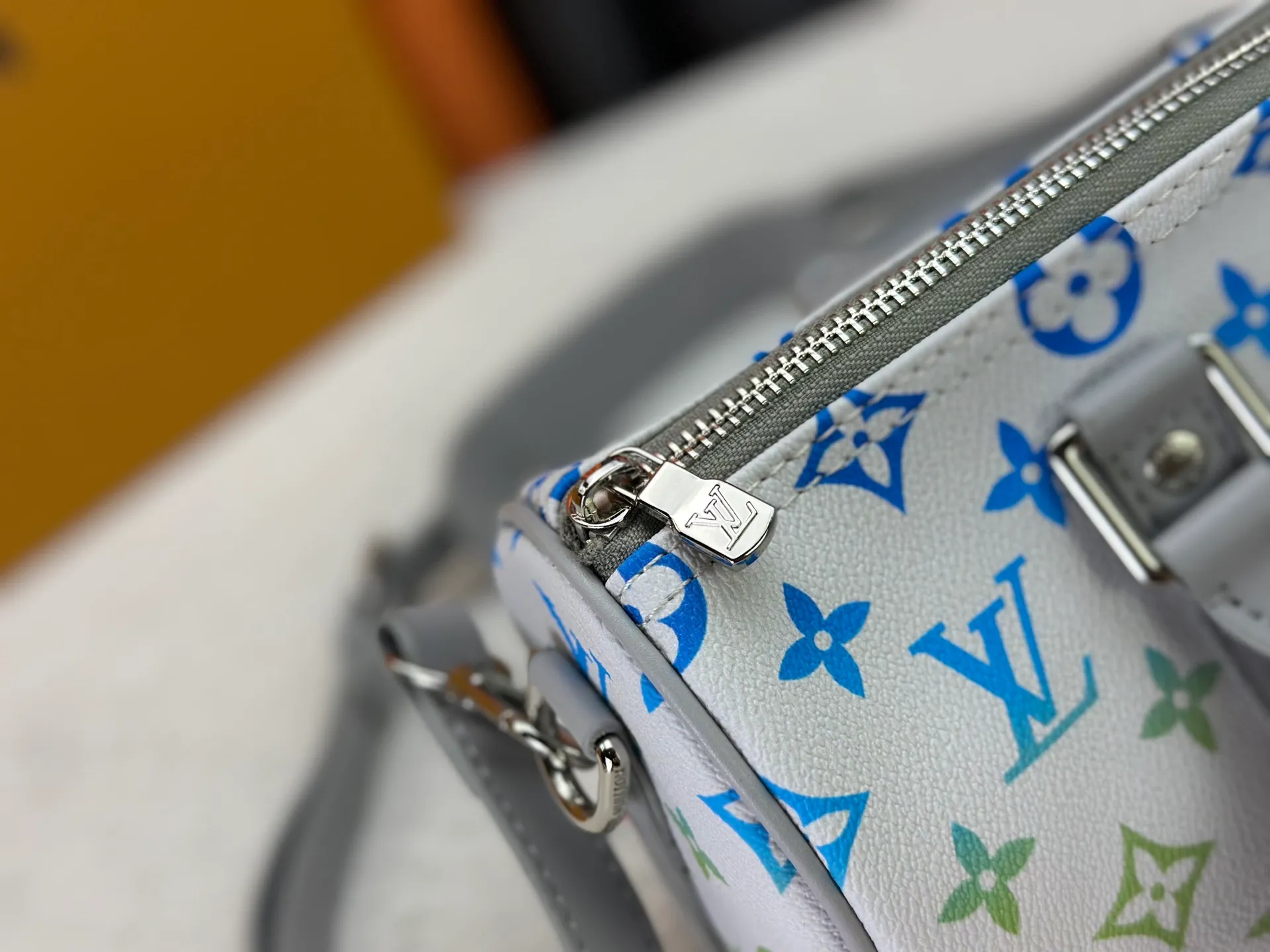 P250 Upgraded Original M14078 M01942 M15076 M24434 M46271 M20900 M46249 This handbag condenses the classic silhouette of the Keepall travel bag. It is made of Monogram embossed Taurillon leather. Its compact shape is suitable for storing small items such as mobile phones and wallets. With its clever use of leather handles and detachable shoulder strap, it's easy to carry with you in trendy style. Detailed features Dimensions: 25✘15✘11 cm