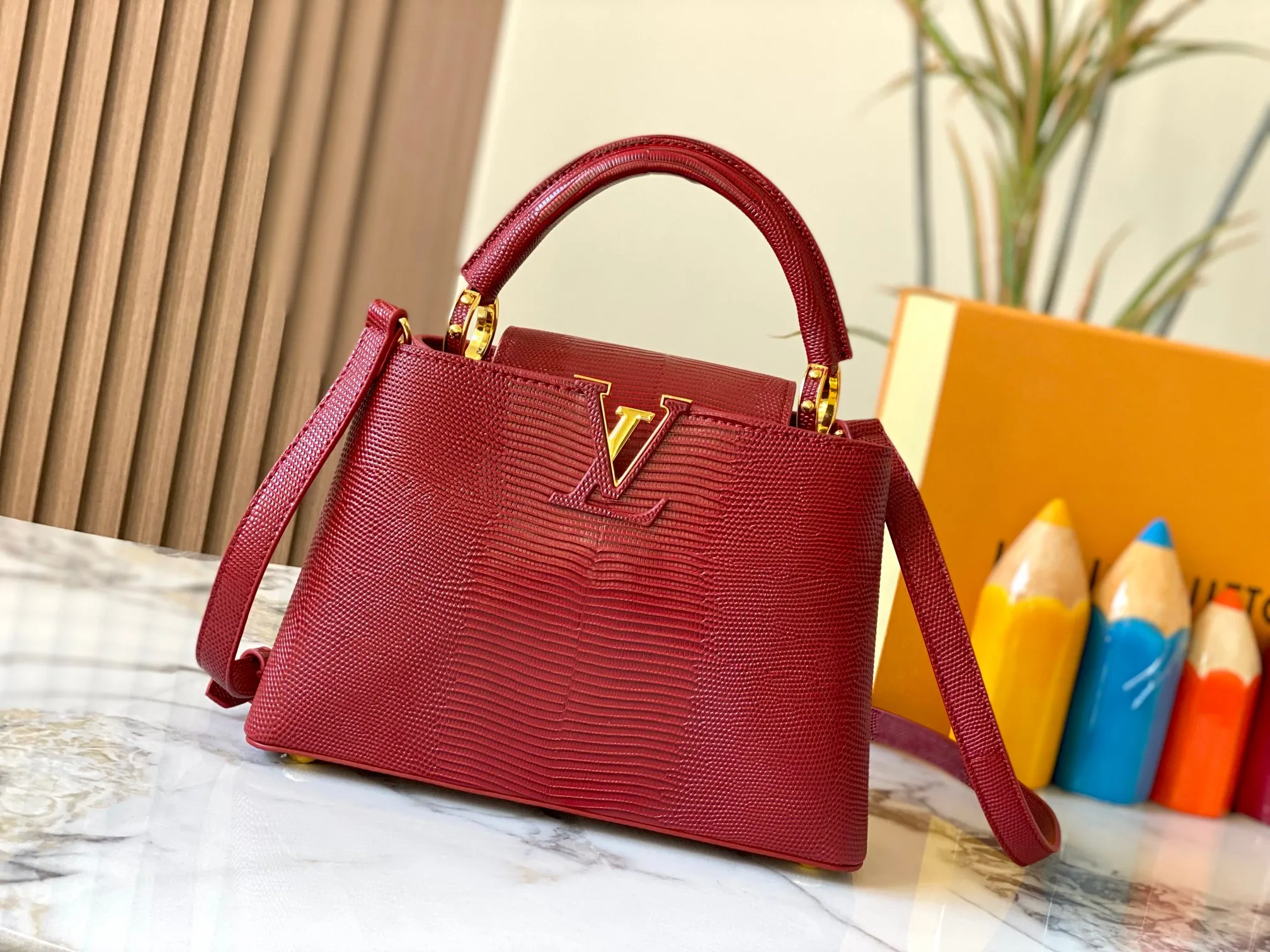 Top original P440 Guangzhou-made M99528 maroon lizard skin gold buckle CapucinesBB handbag exquisitely combines graceful lizard skin outer layer, delicate sheepskin lining and glossy metal parts. The iconic flip cover makes two styles fashionable. The LV logo can be read on the inside and Monogram flowers bloom on the outside. It can light up an eye-catching corner for evening occasions and add a personalized atmosphere to the wardrobe. Shine gorgeous style in day and night occasions.  Detailed features 27 x 18 x 9 cm (length x height x width)