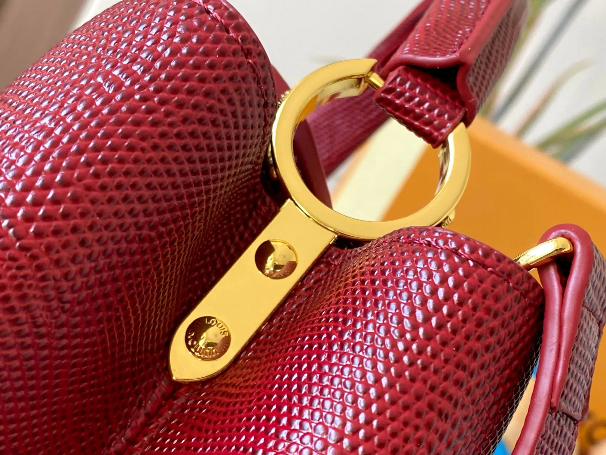 Top original P440 Guangzhou-made M99528 maroon lizard skin gold buckle CapucinesBB handbag exquisitely combines graceful lizard skin outer layer, delicate sheepskin lining and glossy metal parts. The iconic flip cover makes two styles fashionable. The LV logo can be read on the inside and Monogram flowers bloom on the outside. It can light up an eye-catching corner for evening occasions and add a personalized atmosphere to the wardrobe. Shine gorgeous style in day and night occasions.  Detailed features 27 x 18 x 9 cm (length x height x width)
