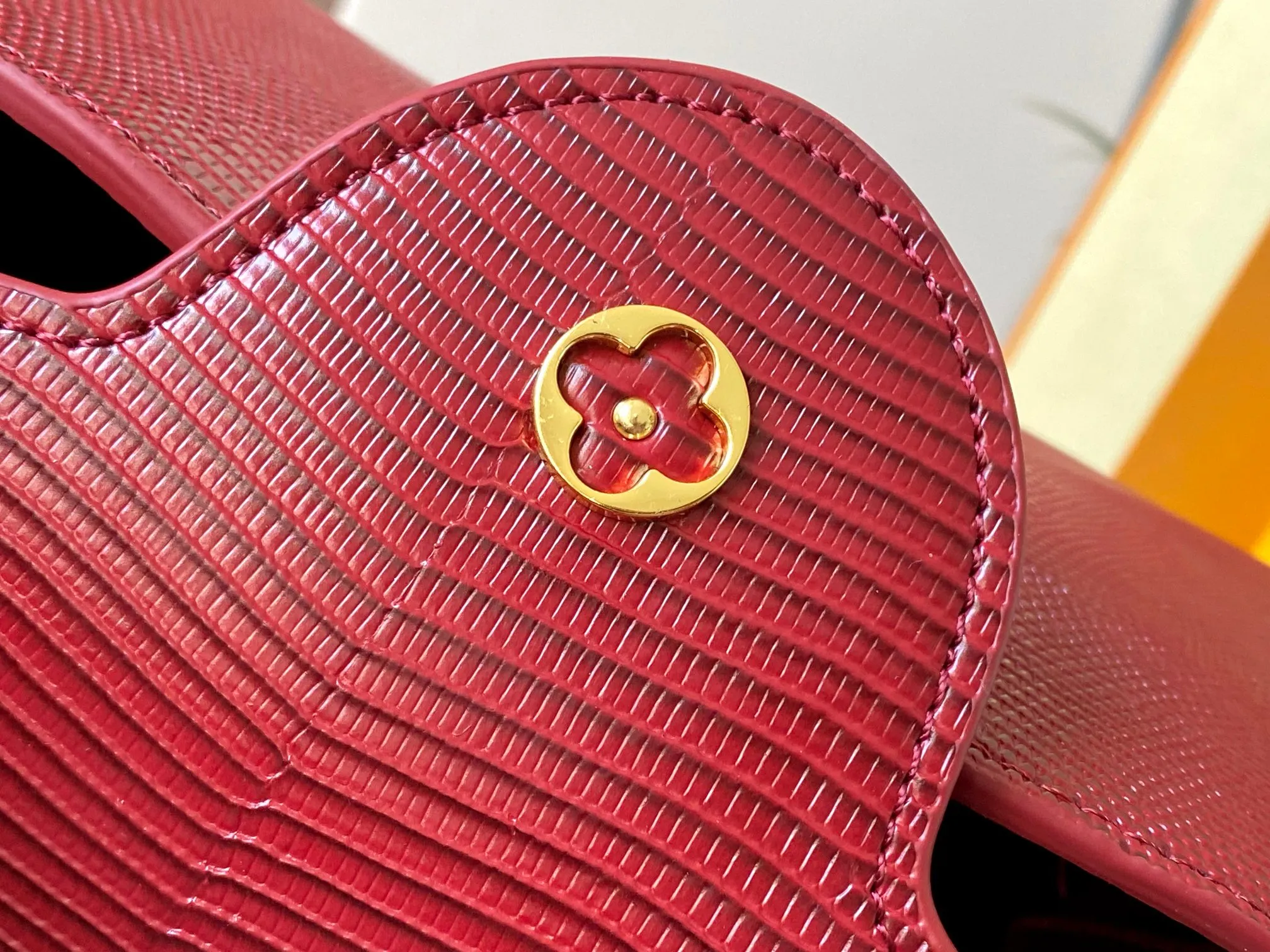 Top original P440 Guangzhou-made M99528 maroon lizard skin gold buckle CapucinesBB handbag exquisitely combines graceful lizard skin outer layer, delicate sheepskin lining and glossy metal parts. The iconic flip cover makes two styles fashionable. The LV logo can be read on the inside and Monogram flowers bloom on the outside. It can light up an eye-catching corner for evening occasions and add a personalized atmosphere to the wardrobe. Shine gorgeous style in day and night occasions.  Detailed features 27 x 18 x 9 cm (length x height x width)