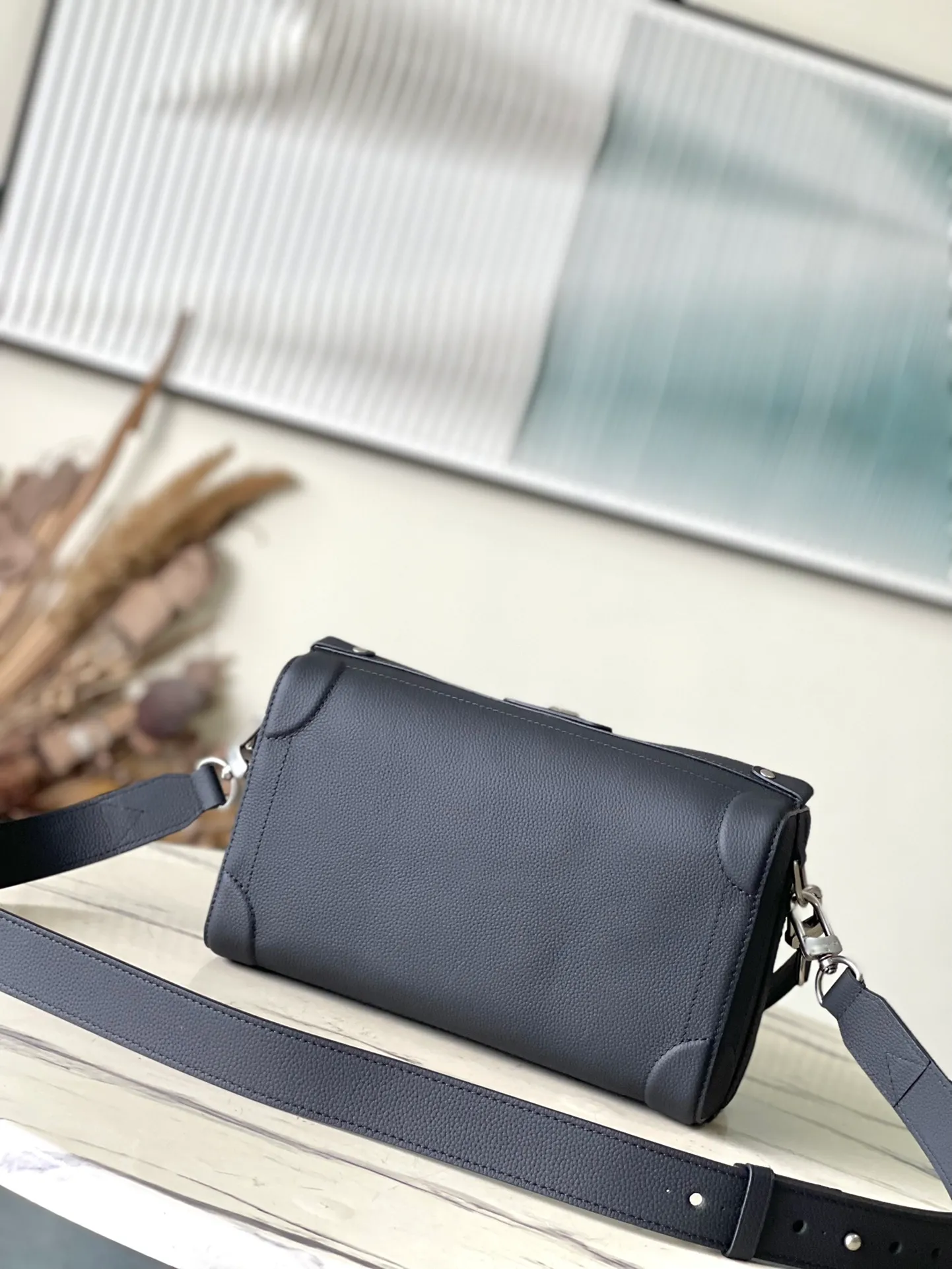 💰1400 (top layer leather) top original order M11615 This Soul Trunk East West handbag is made of LV Colorado cow leather to create a unique configuration, with a fabric lining and a patch pocket design. The magnetic closure allows for quick access to items, and the leather shoulder strap allows for hand, shoulder or cross-body wear. Dimensions: 29 × 17.5 × 10 cm