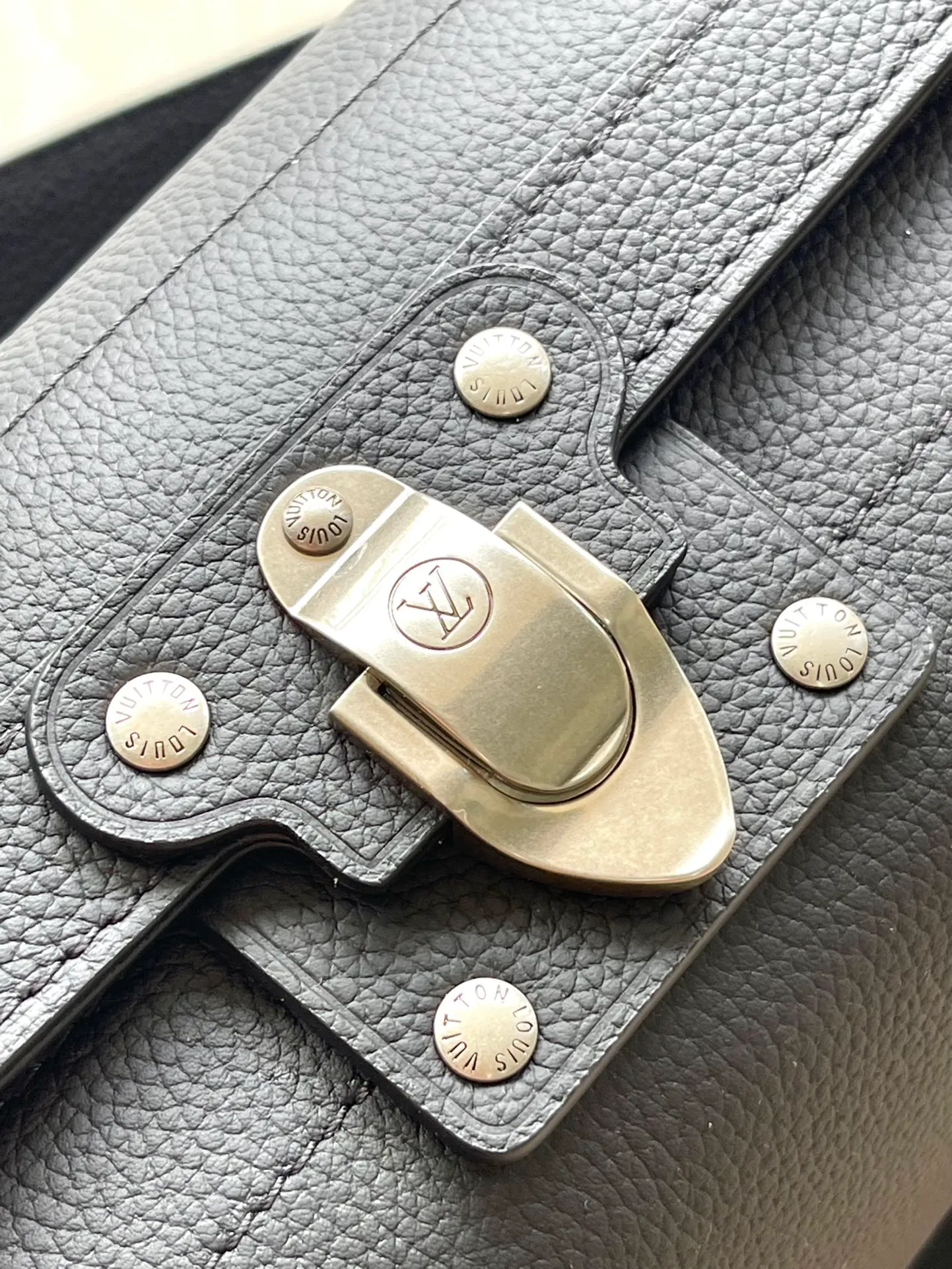 💰1400 (top layer leather) top original order M11615 This Soul Trunk East West handbag is made of LV Colorado cow leather to create a unique configuration, with a fabric lining and a patch pocket design. The magnetic closure allows for quick access to items, and the leather shoulder strap allows for hand, shoulder or cross-body wear. Dimensions: 29 × 17.5 × 10 cm
