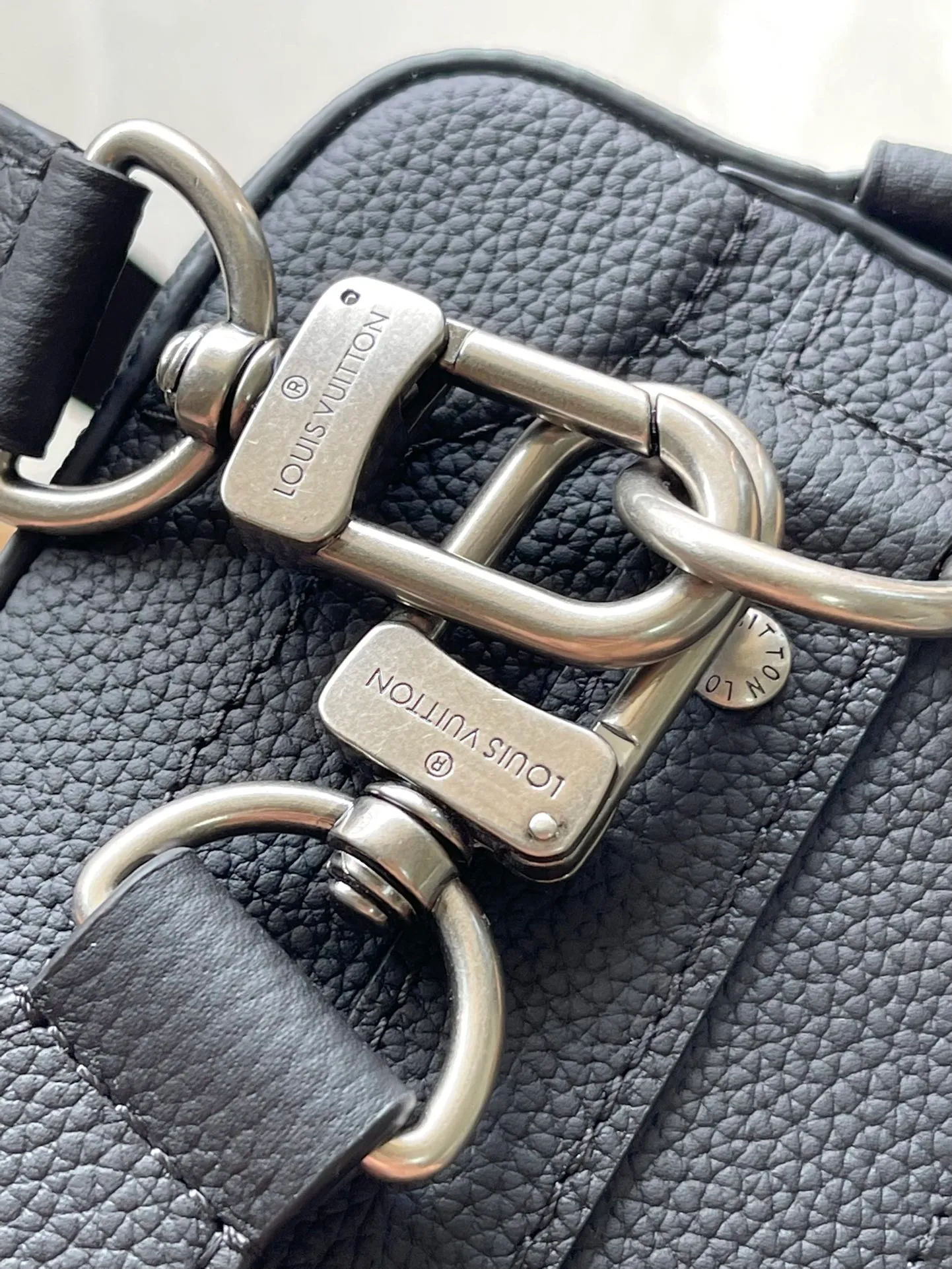 💰1400 (top layer leather) top original order M11615 This Soul Trunk East West handbag is made of LV Colorado cow leather to create a unique configuration, with a fabric lining and a patch pocket design. The magnetic closure allows for quick access to items, and the leather shoulder strap allows for hand, shoulder or cross-body wear. Dimensions: 29 × 17.5 × 10 cm