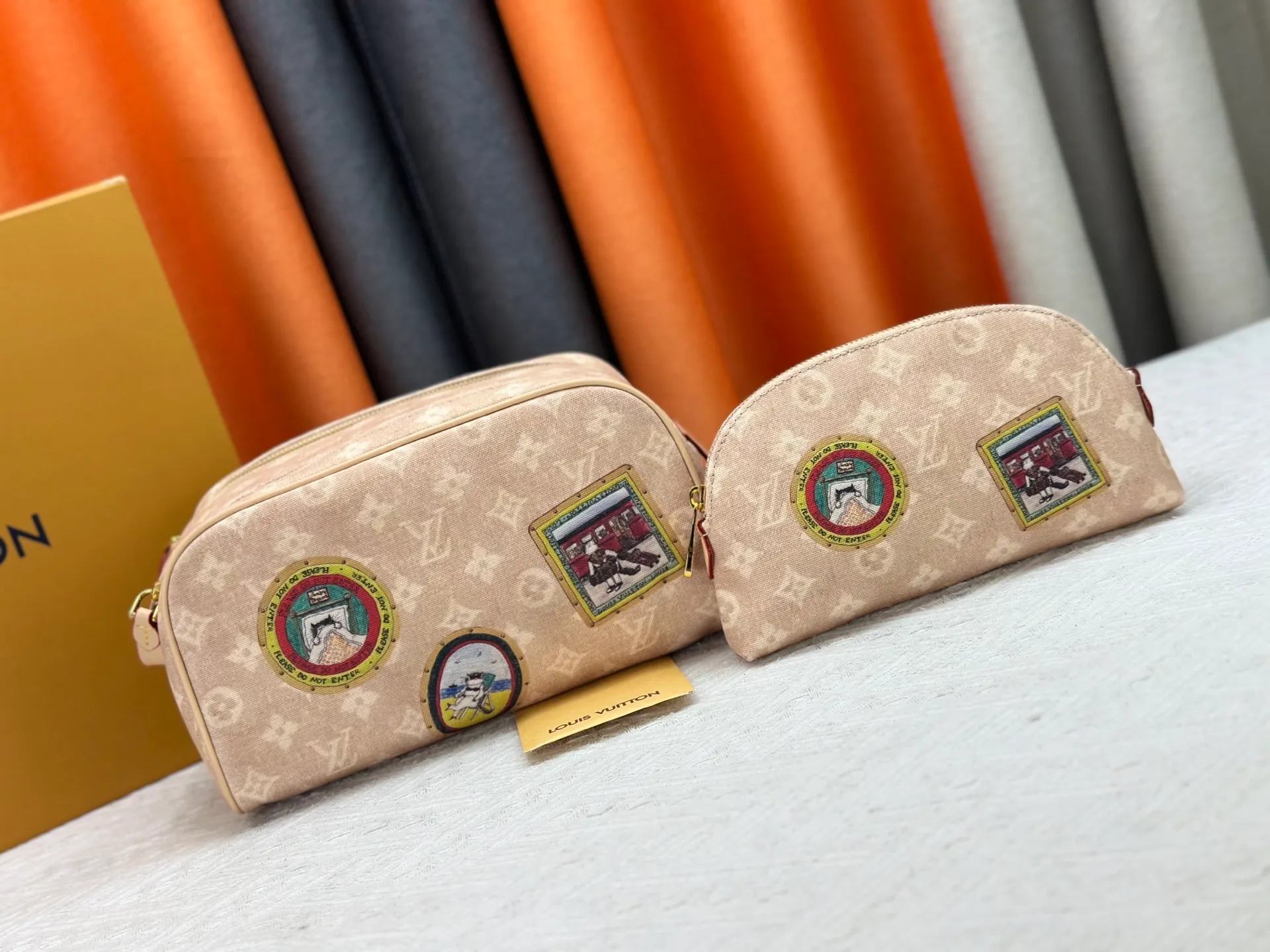 P260 Upgraded original 2-piece set with beige denim stamp M47528 M13669 This Dopp Kit toiletry bag is made of Monogram Eclipse canvas, bringing a restrained choice to Monogram lovers. Plenty of space to store travel essentials, double zippers for secure protection, and wide opening for easy access. 28.0 x 15.0 x 16.5 cm (length x height x width)