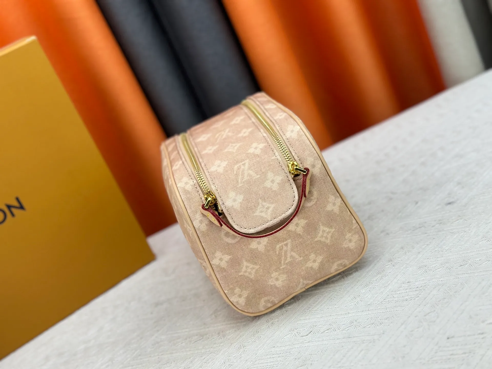 P260 Upgraded original 2-piece set with beige denim stamp M47528 M13669 This Dopp Kit toiletry bag is made of Monogram Eclipse canvas, bringing a restrained choice to Monogram lovers. Plenty of space to store travel essentials, double zippers for secure protection, and wide opening for easy access. 28.0 x 15.0 x 16.5 cm (length x height x width)